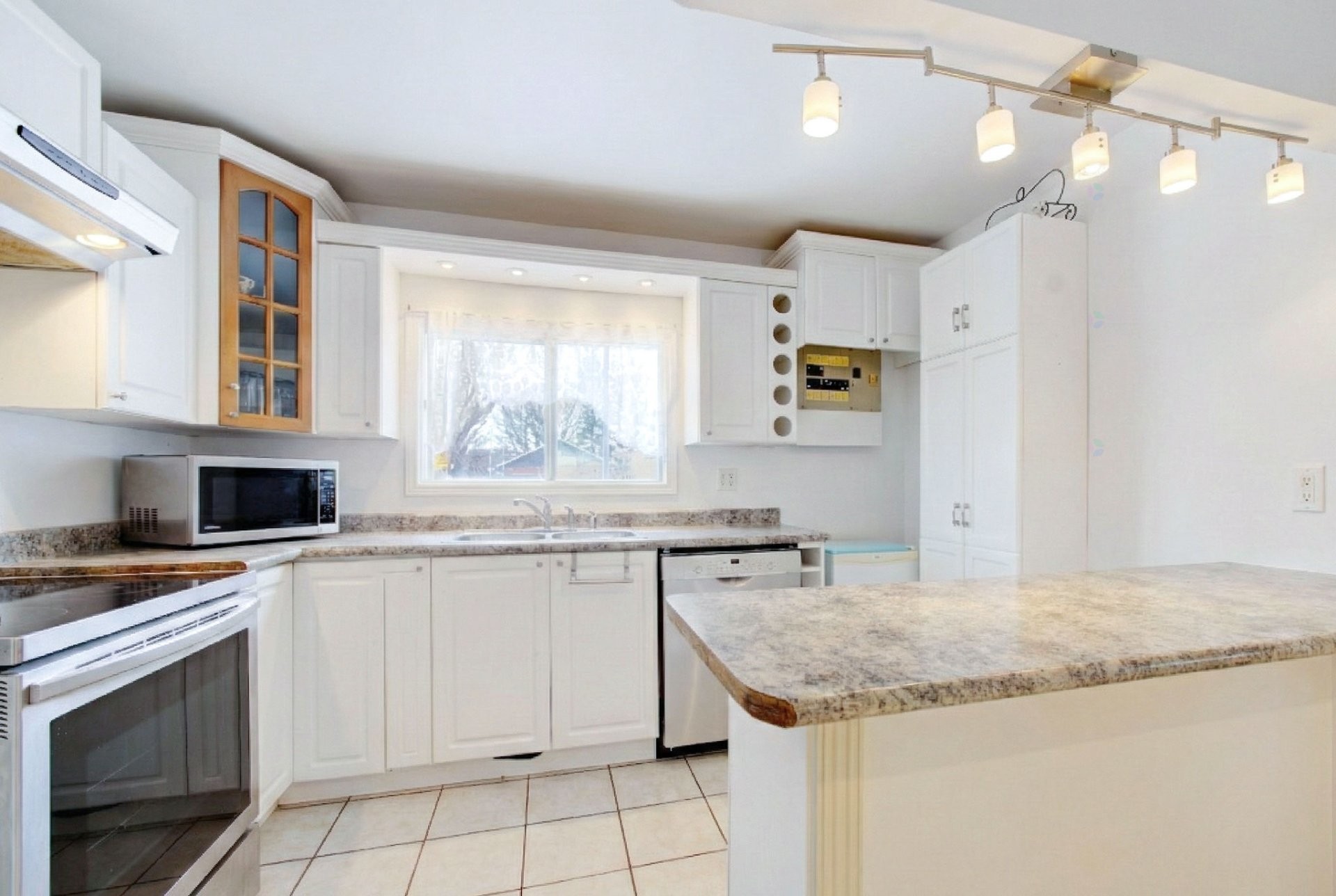 









19


Boul. de Lucerne

,
Gatineau (Aylmer),




QC
J9J2K3

