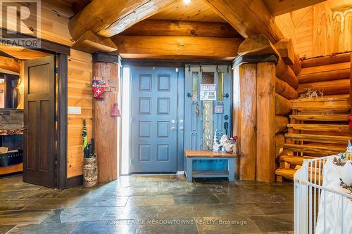 877360 5th Line Grand entrance