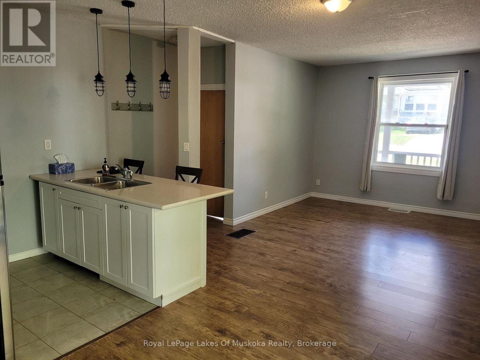 












1 - 227 NOTTAWASAGA STREET

,
Orillia,




Ontario
L3V3K2

