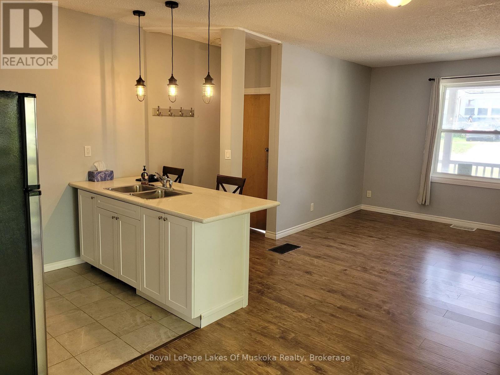 












1 - 227 NOTTAWASAGA STREET

,
Orillia,




Ontario
L3V3K2

