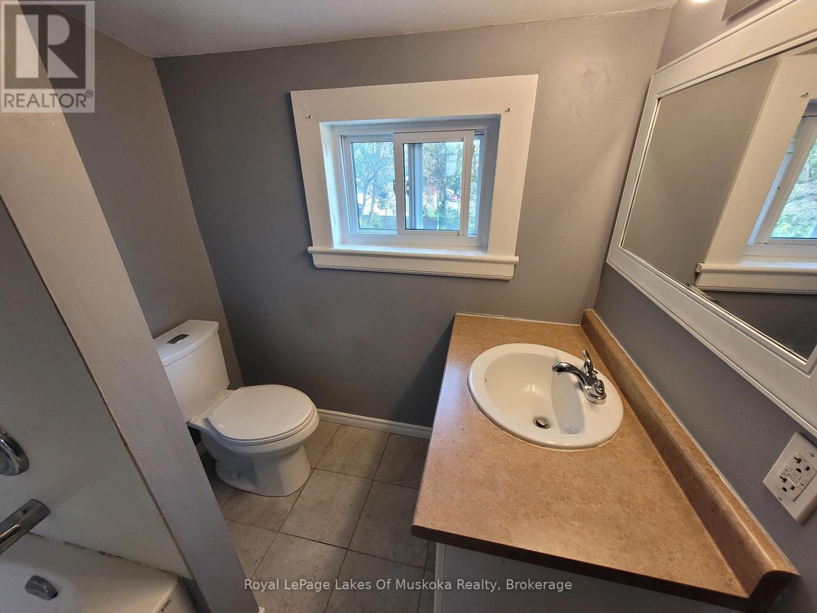 












2 - 227 NOTTAWASAGA STREET

,
Orillia,




Ontario
L3V3K2

