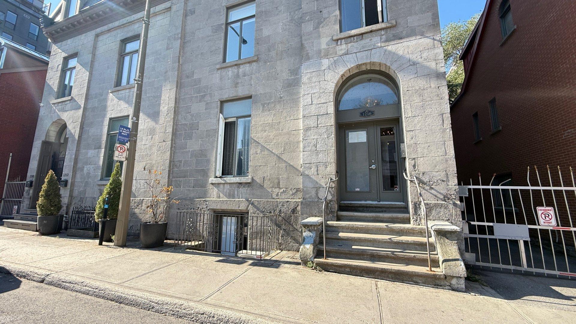 









1216


Rue St-Hubert

, 9,
Montréal (Ville-Marie),




QC
H2L3Y5

