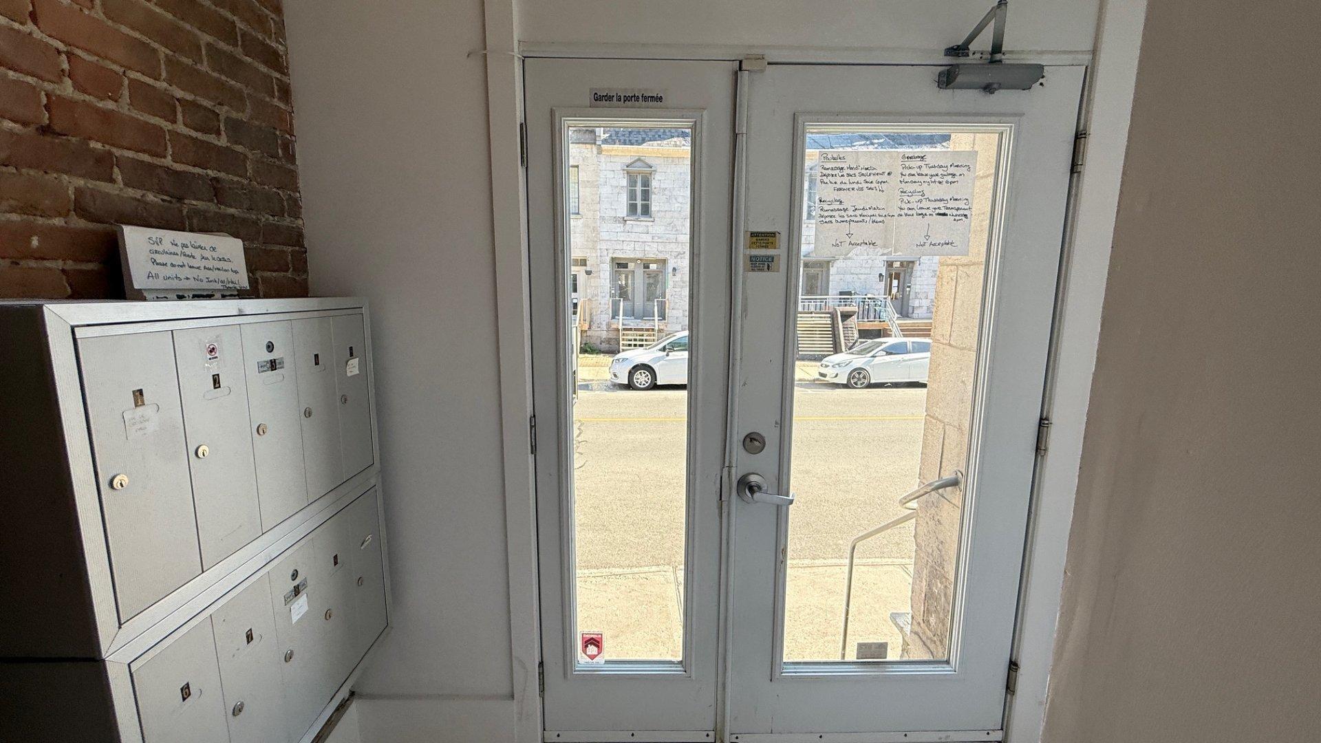 









1216


Rue St-Hubert

, 9,
Montréal (Ville-Marie),




QC
H2L3Y5

