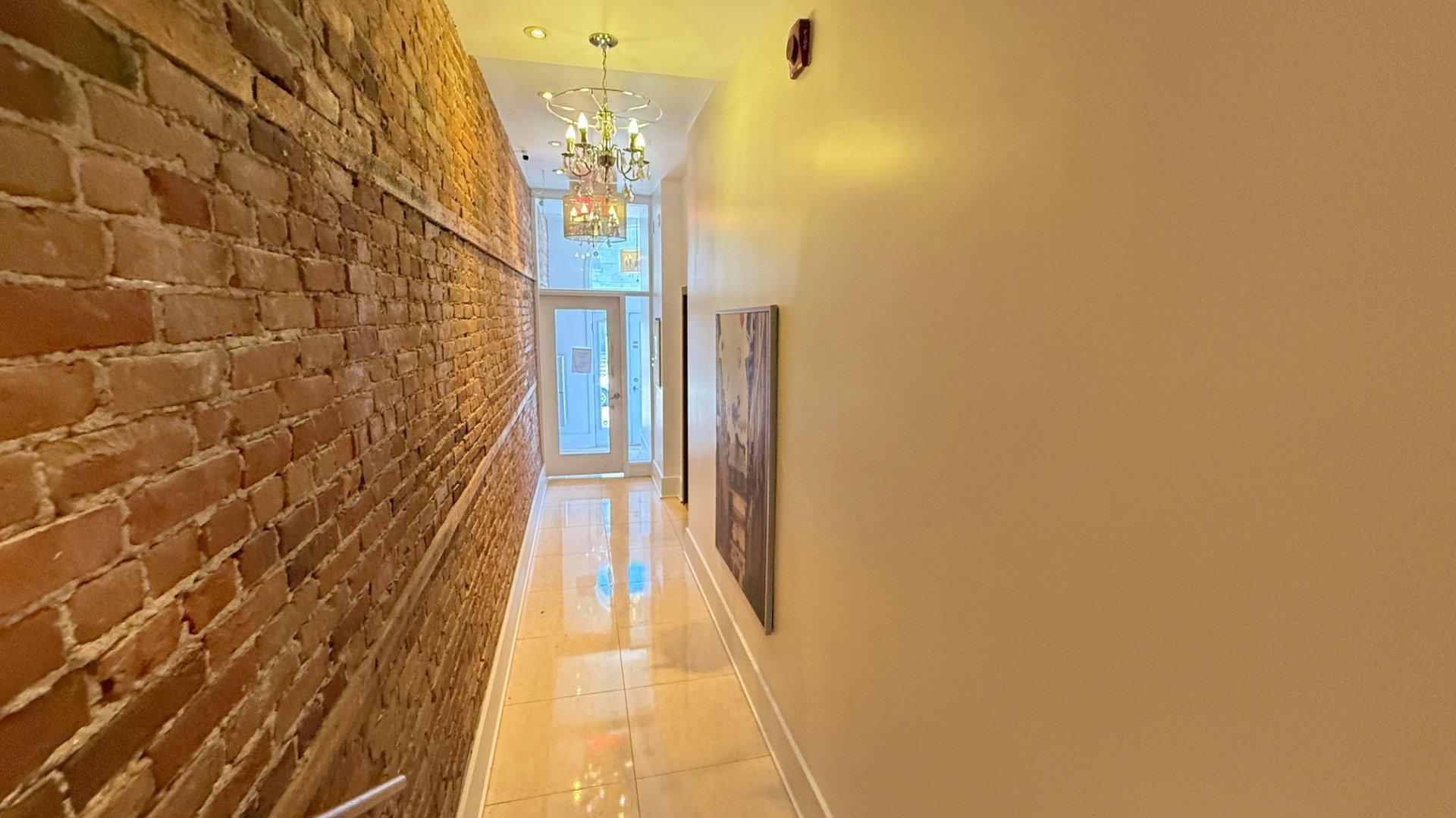 









1216


Rue St-Hubert

, 9,
Montréal (Ville-Marie),




QC
H2L3Y5

