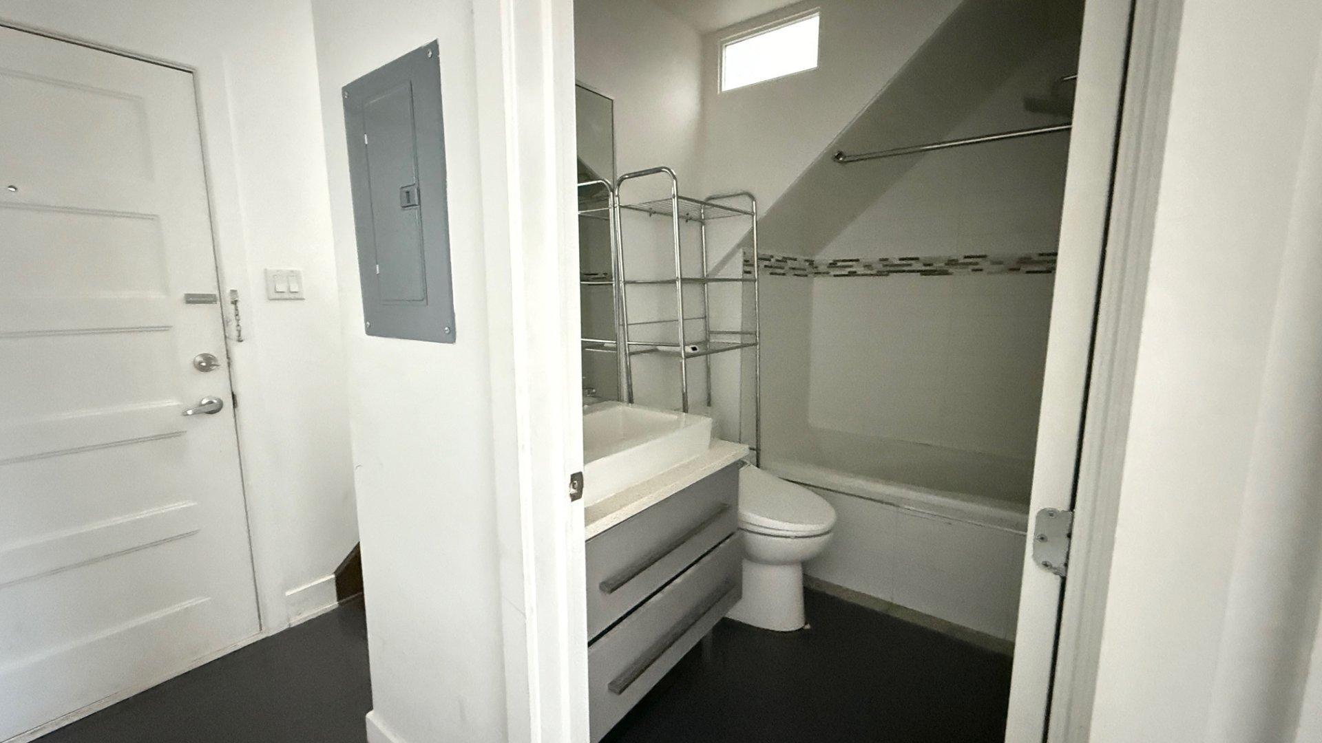 









1216


Rue St-Hubert

, 9,
Montréal (Ville-Marie),




QC
H2L3Y5

