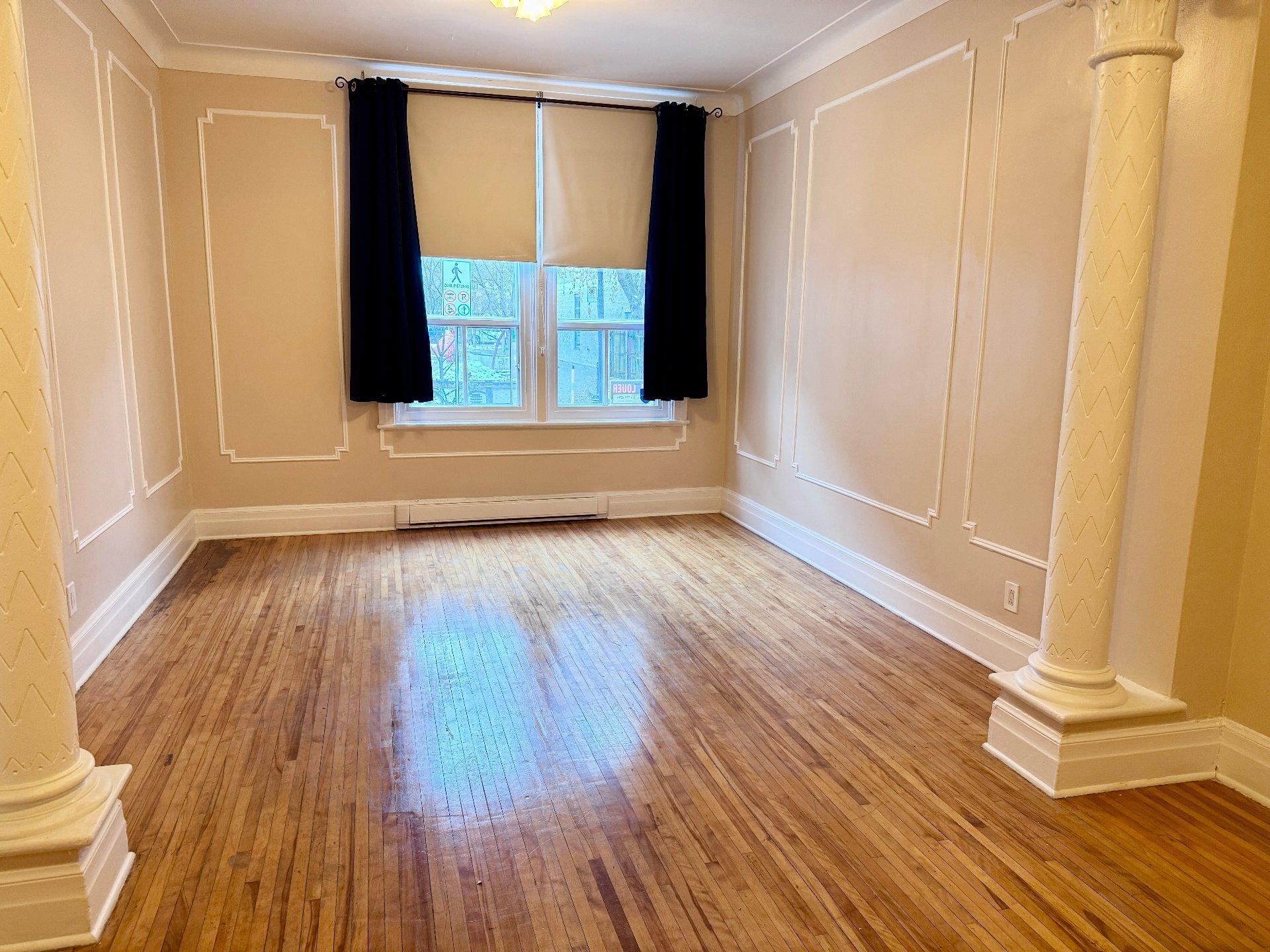 









3703


Rue St-Dominique

,
Montréal (Le Plateau-Mont-Royal),




QC
H2X2X8

