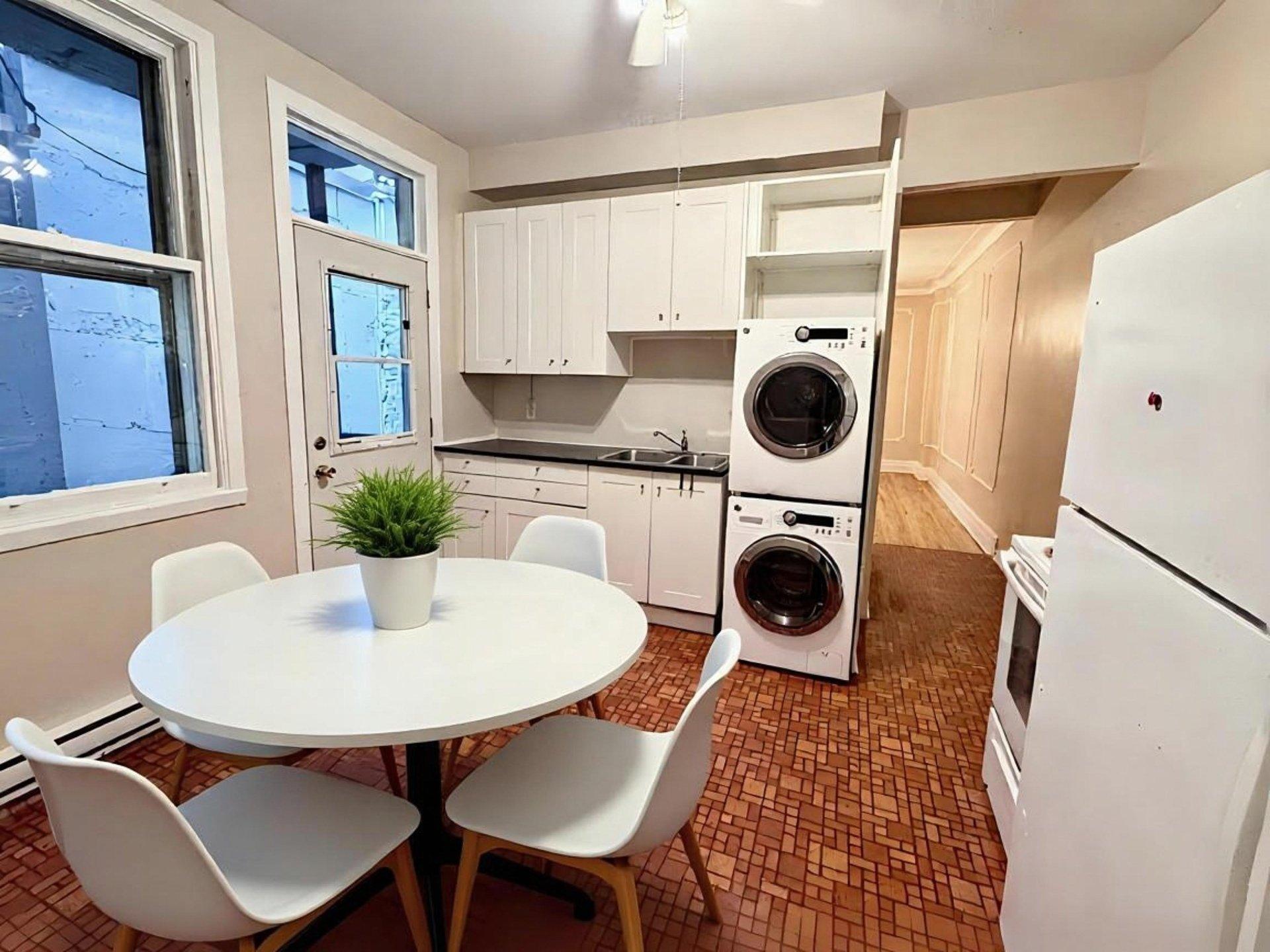 









3703


Rue St-Dominique

,
Montréal (Le Plateau-Mont-Royal),




QC
H2X2X8

