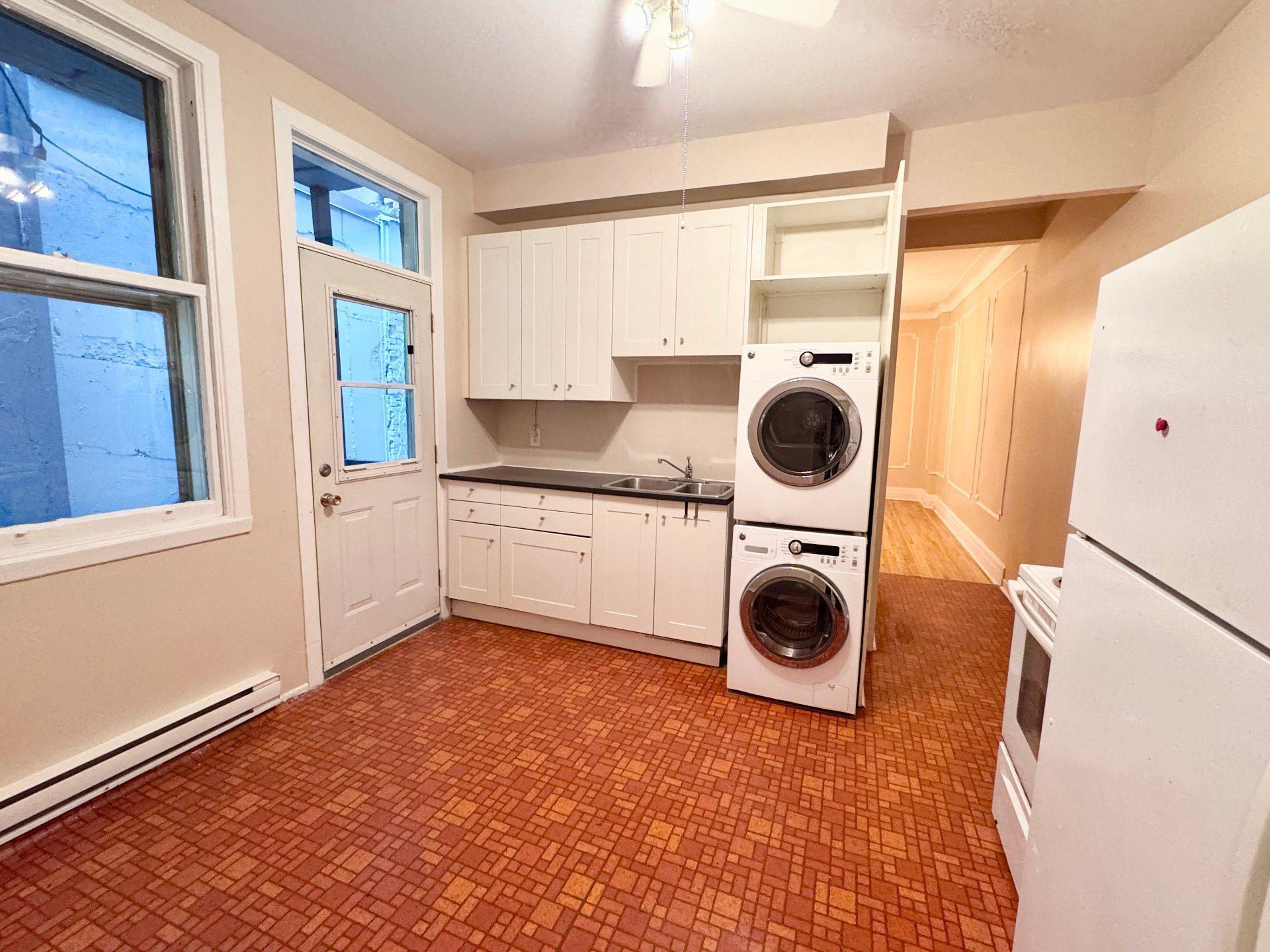 









3703


Rue St-Dominique

,
Montréal (Le Plateau-Mont-Royal),




QC
H2X2X8

