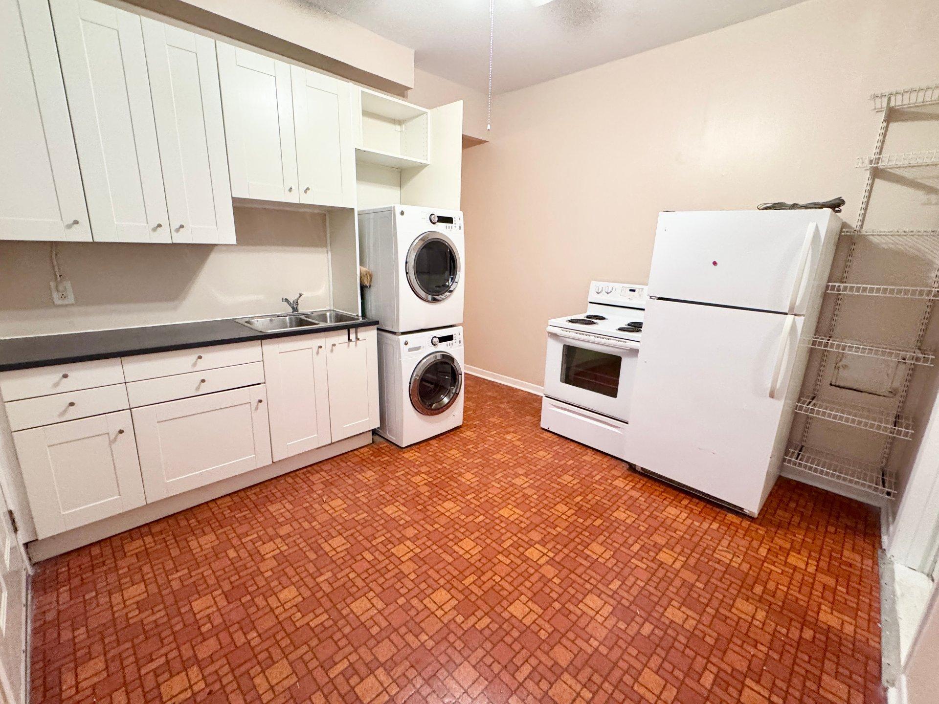 









3703


Rue St-Dominique

,
Montréal (Le Plateau-Mont-Royal),




QC
H2X2X8

