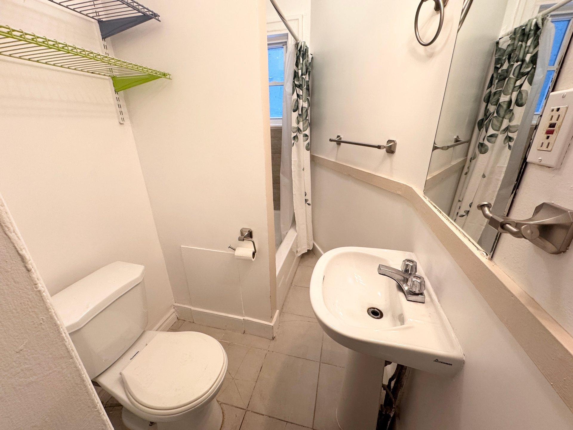 









3703


Rue St-Dominique

,
Montréal (Le Plateau-Mont-Royal),




QC
H2X2X8

