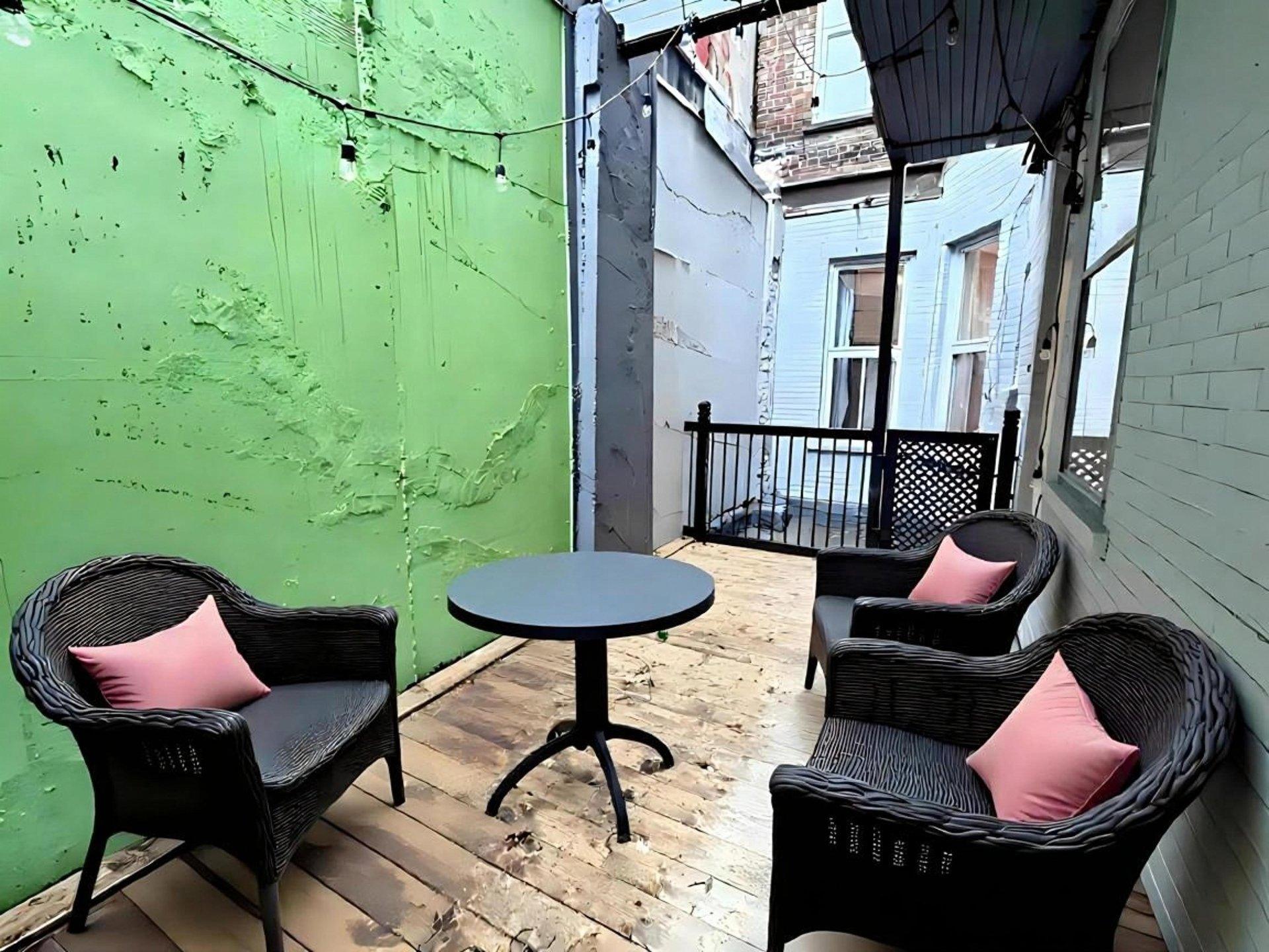 









3703


Rue St-Dominique

,
Montréal (Le Plateau-Mont-Royal),




QC
H2X2X8

