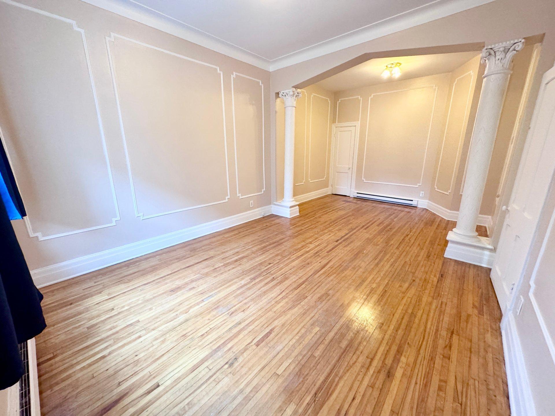 









3703


Rue St-Dominique

,
Montréal (Le Plateau-Mont-Royal),




QC
H2X2X8

