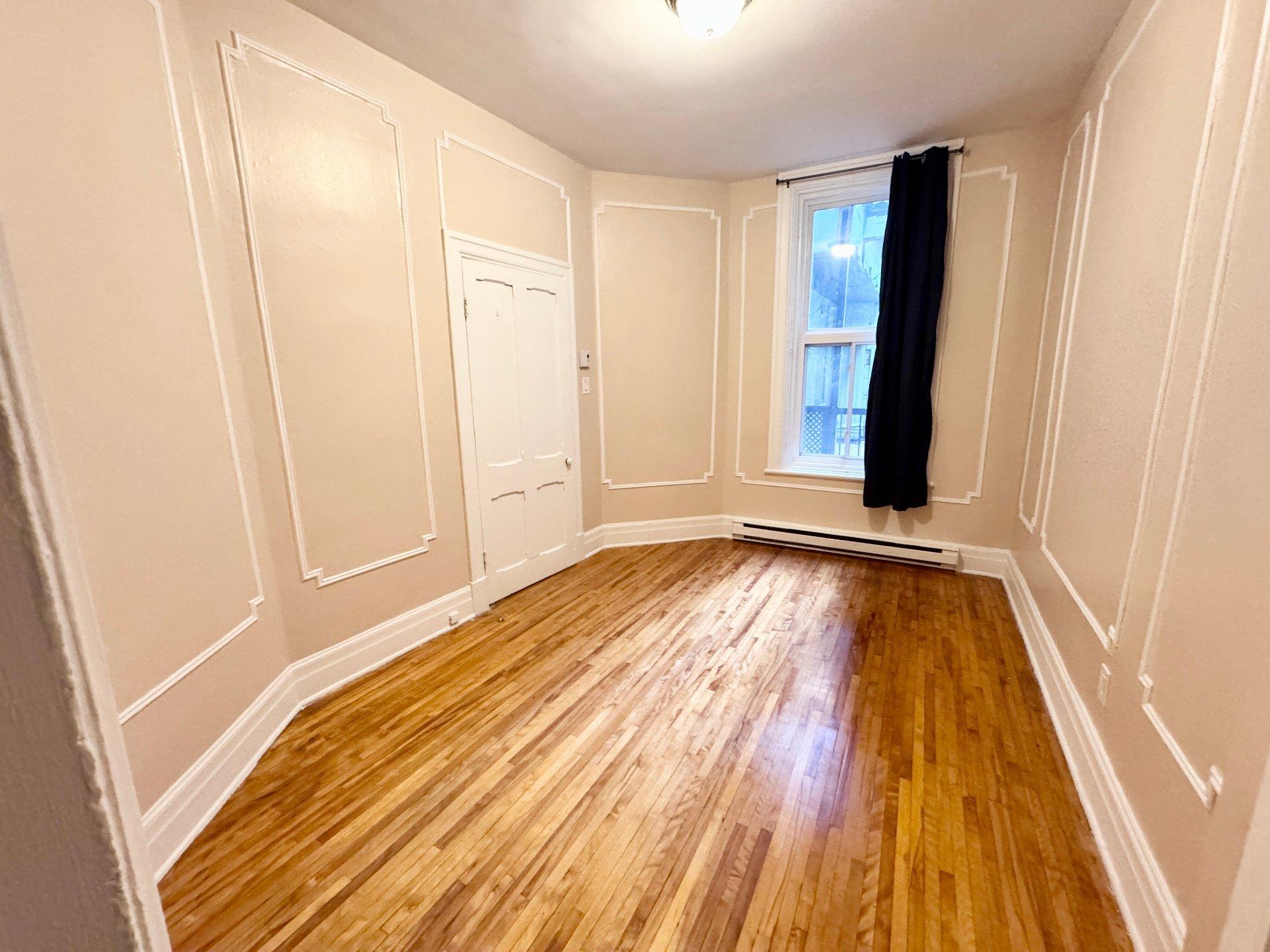 









3703


Rue St-Dominique

,
Montréal (Le Plateau-Mont-Royal),




QC
H2X2X8

