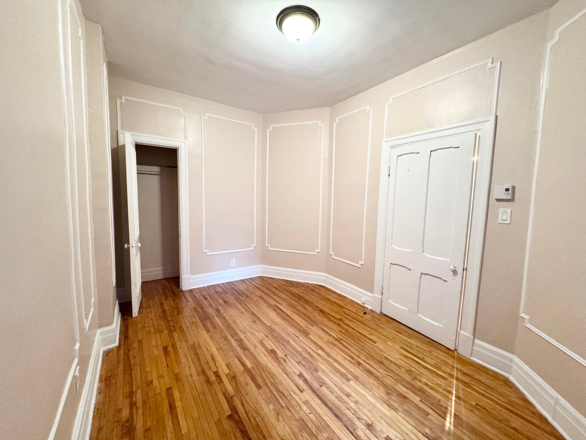 









3703


Rue St-Dominique

,
Montréal (Le Plateau-Mont-Royal),




QC
H2X2X8

