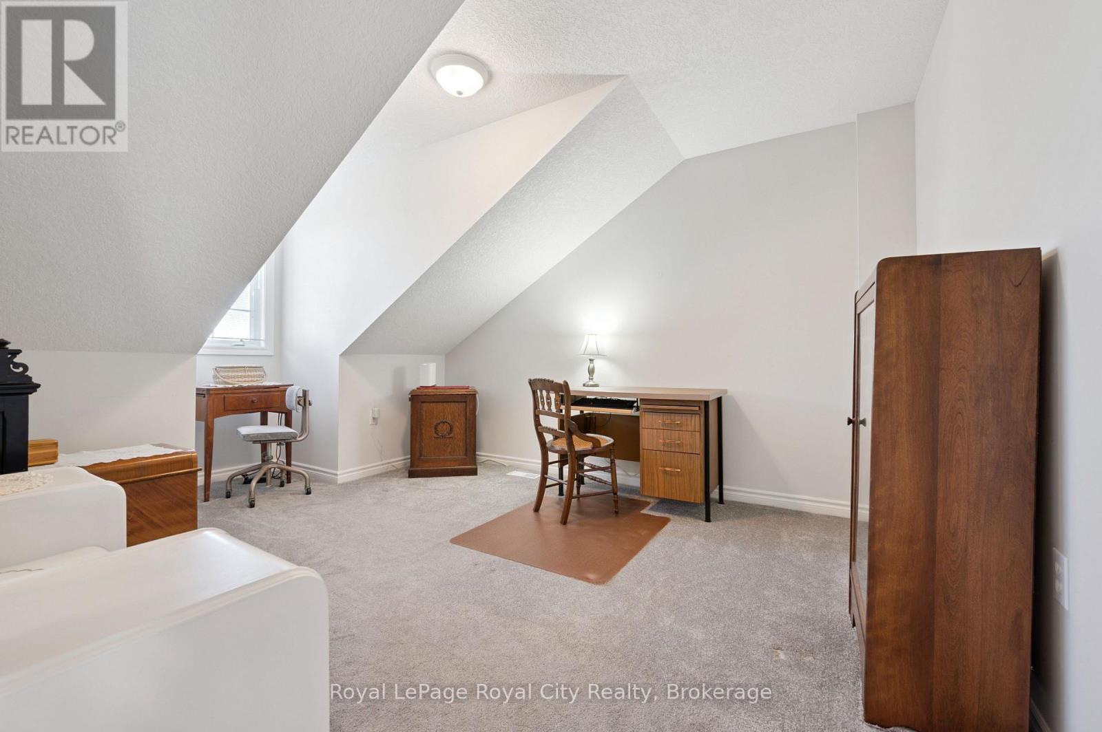 












17 TERRAVIEW CRESCENT

,
Guelph (Kortright West),




Ontario
N1G5A7

