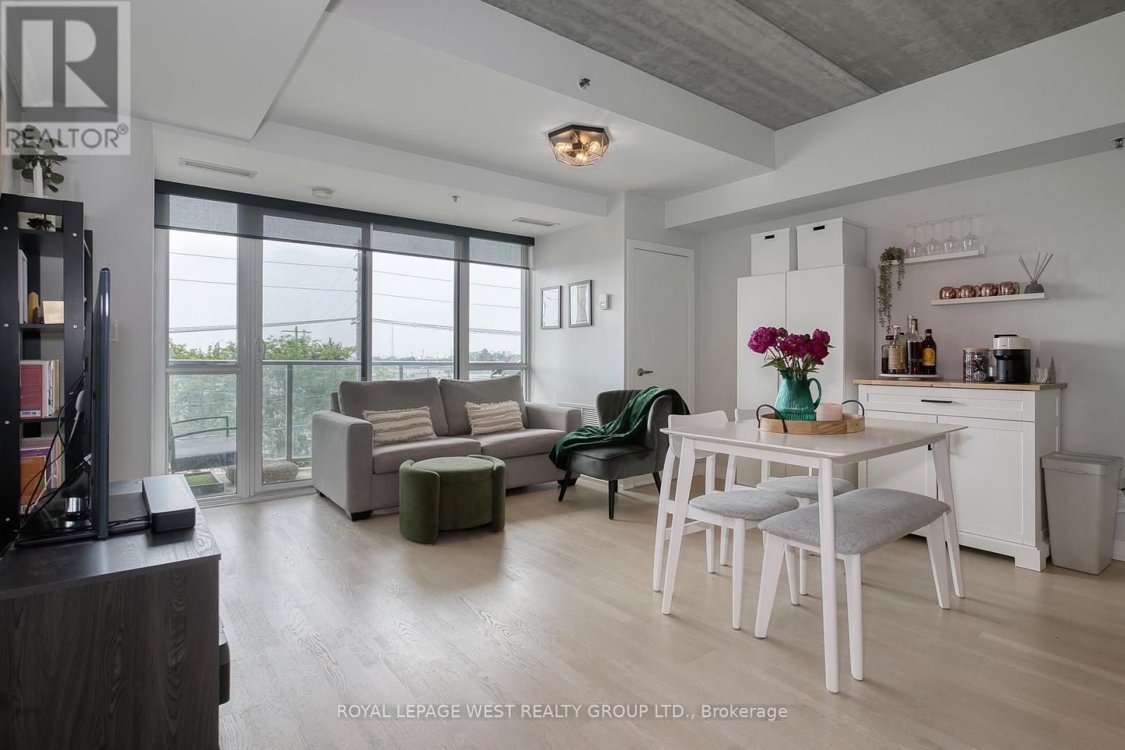 












301 - 51 LADY BANK ROAD

,
Toronto,




Ontario
M8Z0C9

