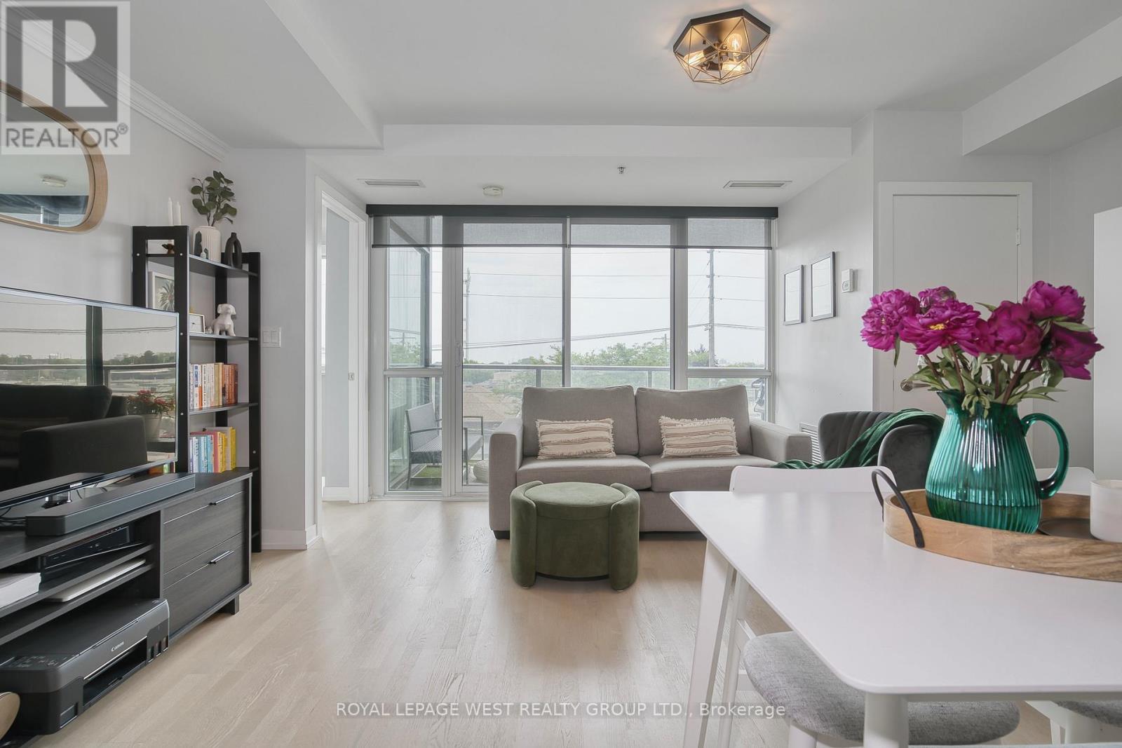 












301 - 51 LADY BANK ROAD

,
Toronto,




Ontario
M8Z0C9

