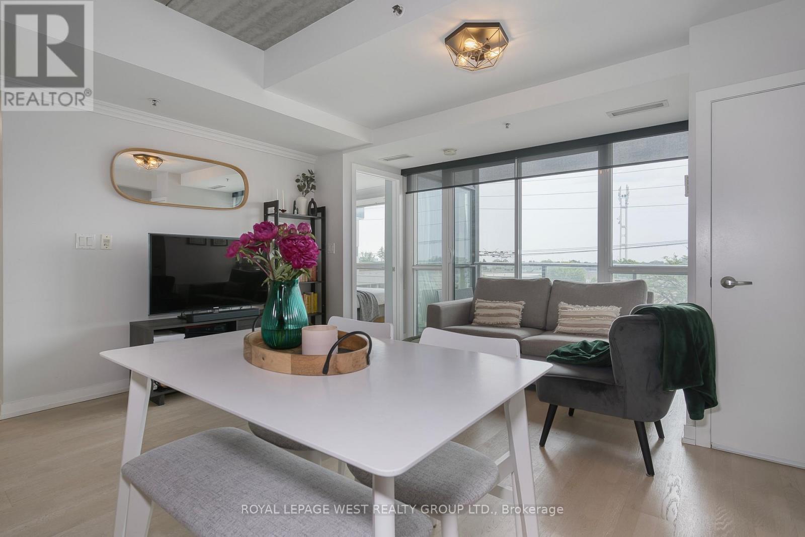 












301 - 51 LADY BANK ROAD

,
Toronto,




Ontario
M8Z0C9

