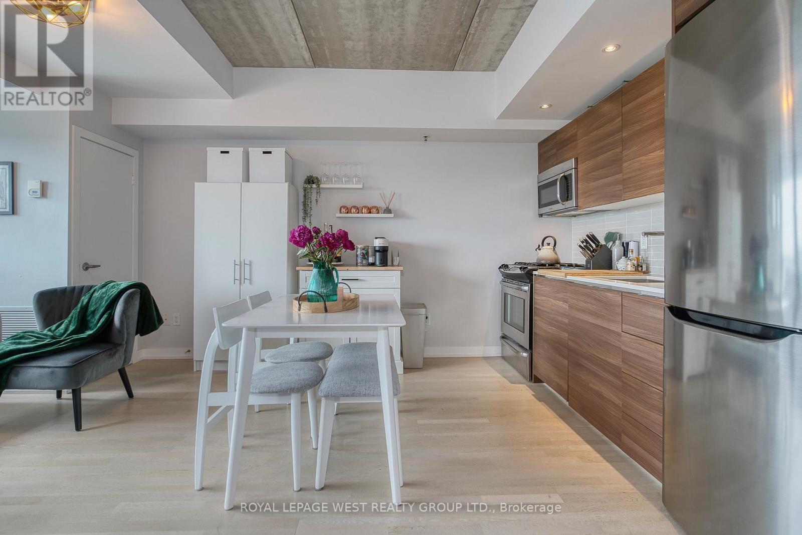 












301 - 51 LADY BANK ROAD

,
Toronto,




Ontario
M8Z0C9

