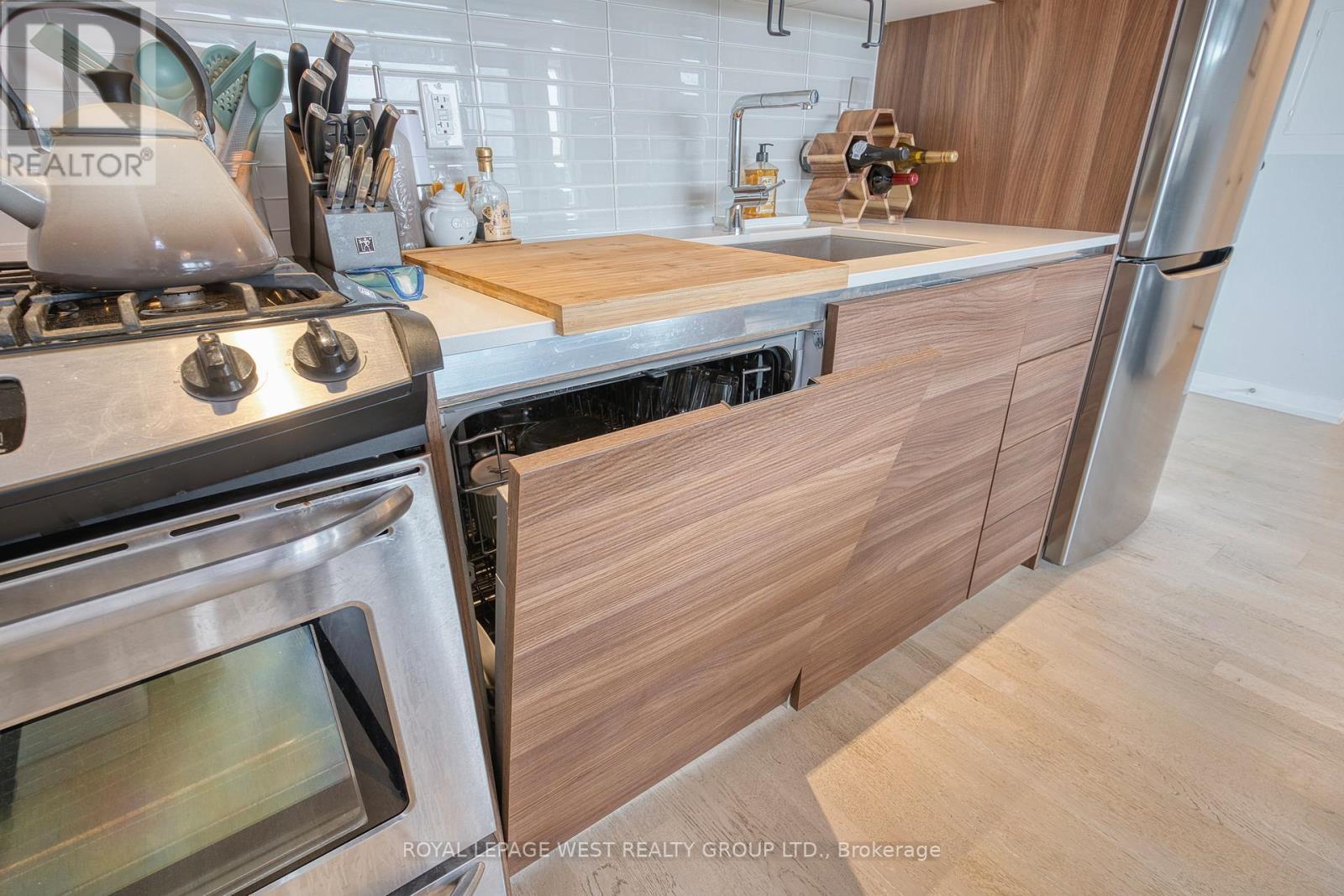 












301 - 51 LADY BANK ROAD

,
Toronto,




Ontario
M8Z0C9

