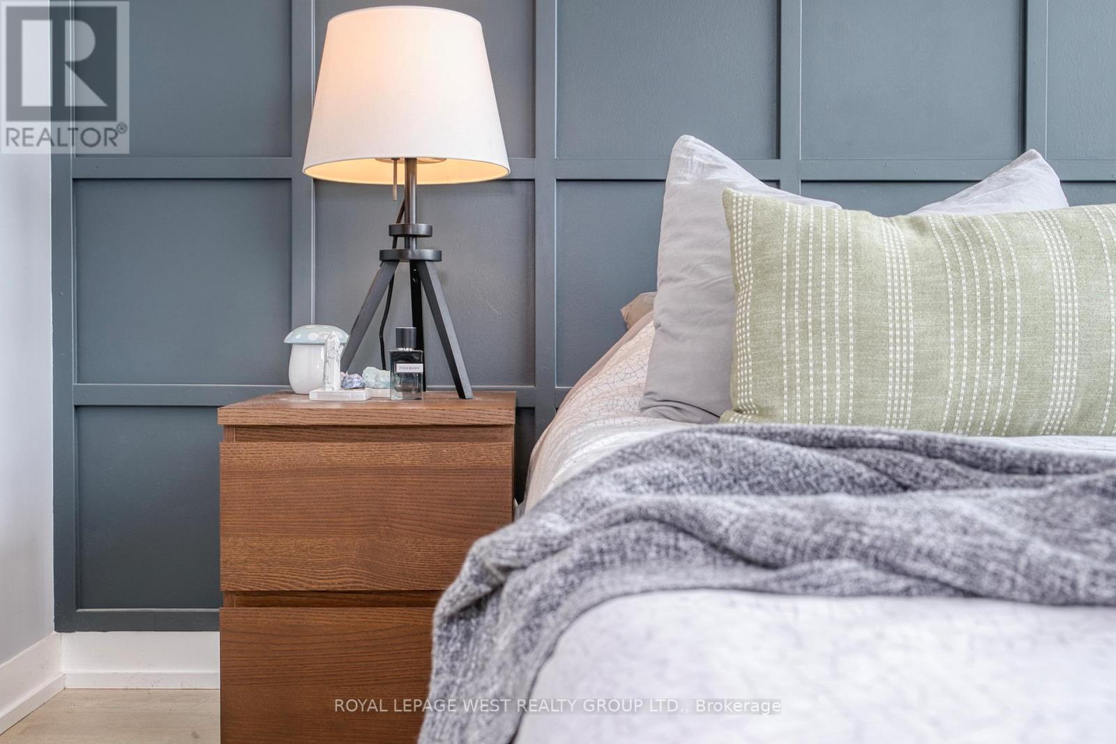 












301 - 51 LADY BANK ROAD

,
Toronto,




Ontario
M8Z0C9

