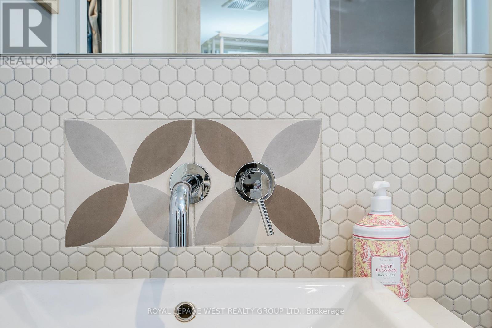 












301 - 51 LADY BANK ROAD

,
Toronto,




Ontario
M8Z0C9

