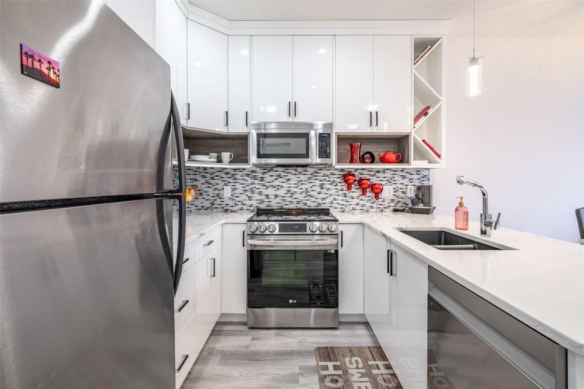 









3205


Skyview

Lane, 405



BC
V4T 1S4

