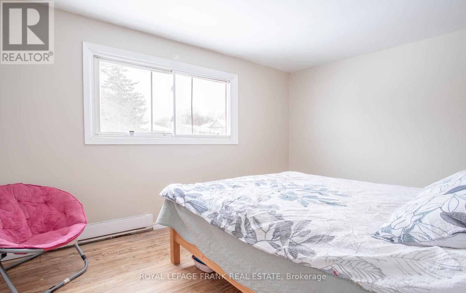 












118 CAPREOL COURT

,
Oshawa (Vanier),




Ontario
L1J6E6

