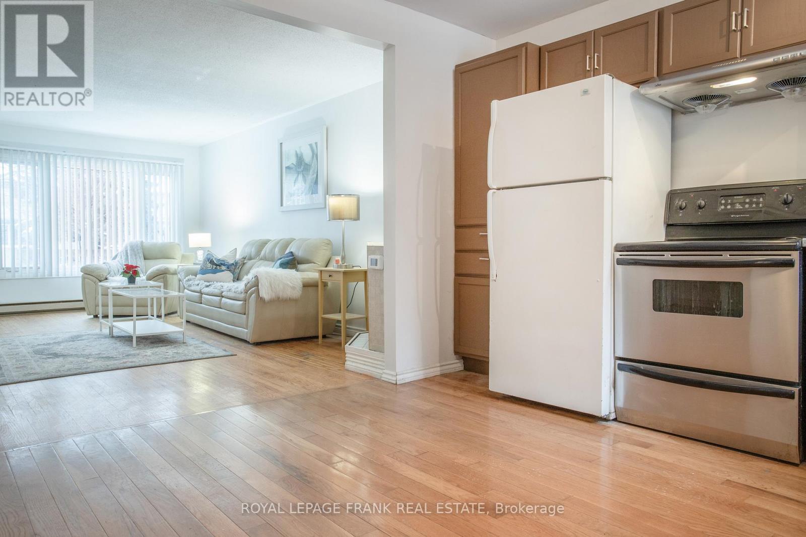 












118 CAPREOL COURT

,
Oshawa (Vanier),




Ontario
L1J6E6

