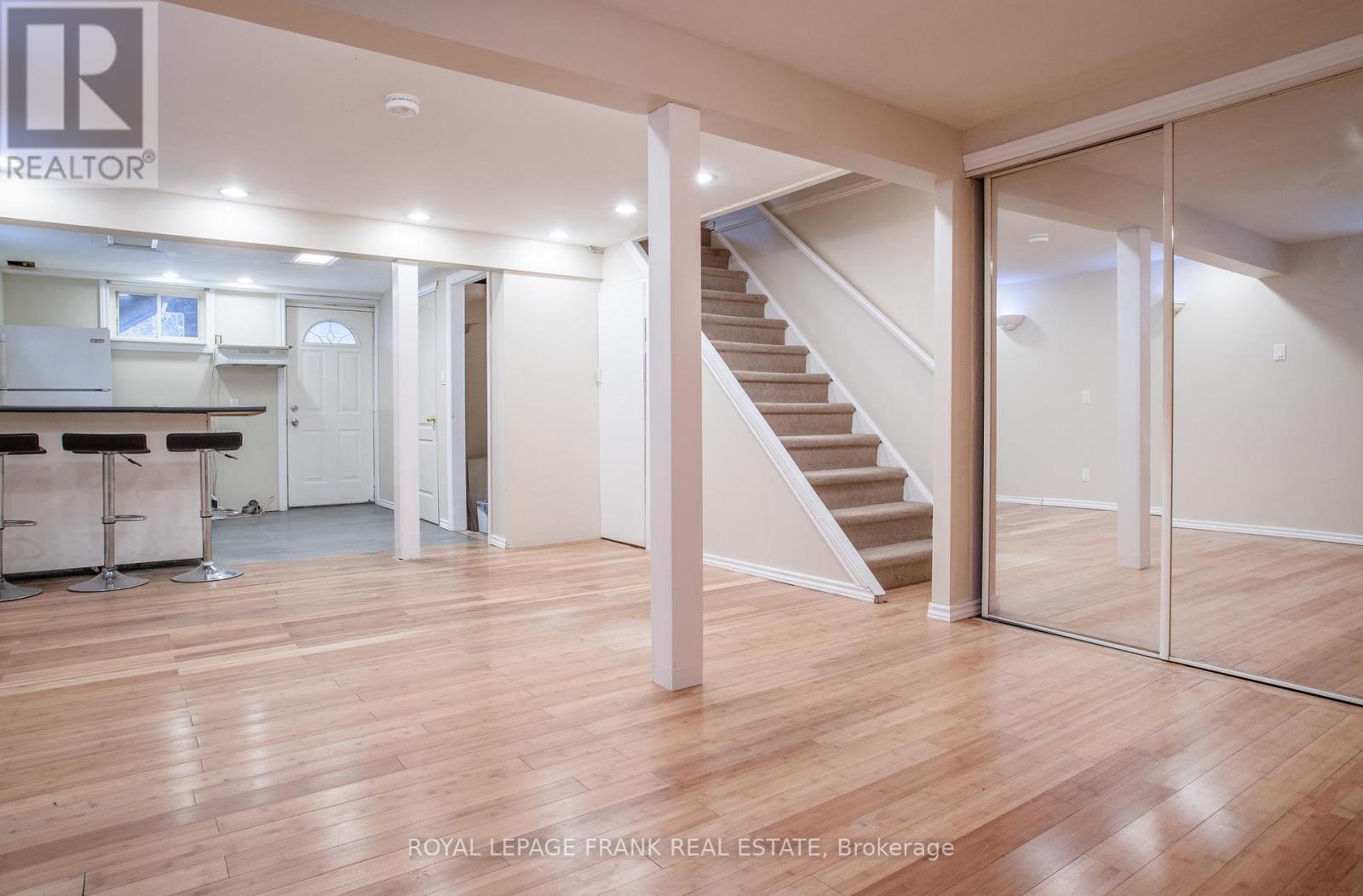 












118 CAPREOL COURT

,
Oshawa (Vanier),




Ontario
L1J6E6

