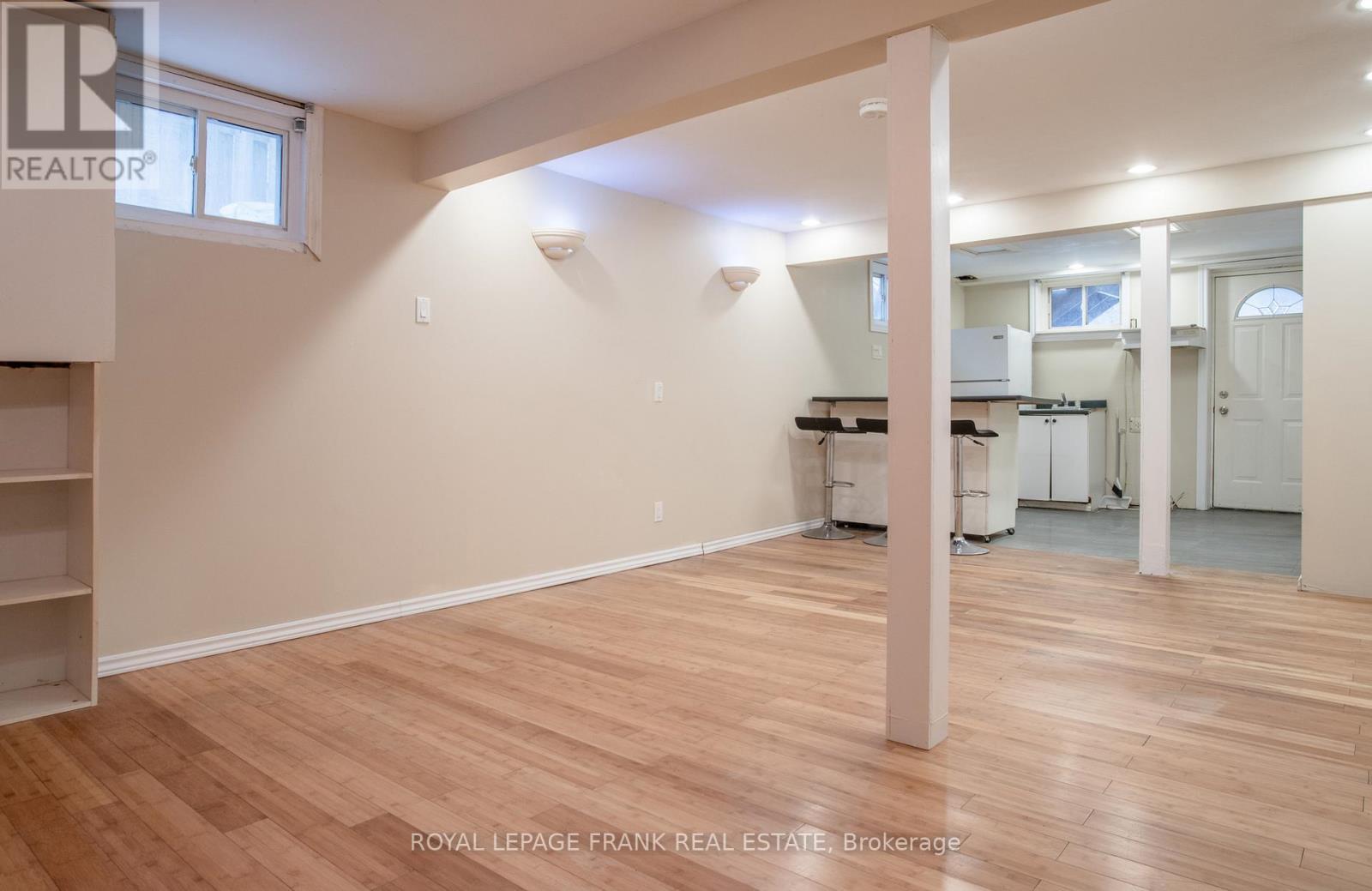 












118 CAPREOL COURT

,
Oshawa (Vanier),




Ontario
L1J6E6

