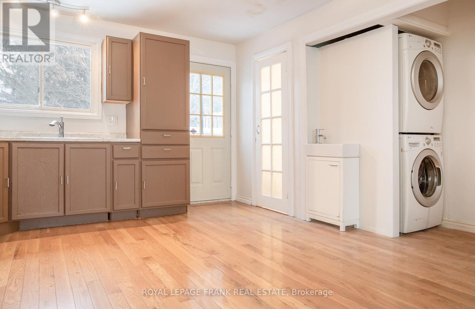 












118 CAPREOL COURT

,
Oshawa (Vanier),




Ontario
L1J6E6

