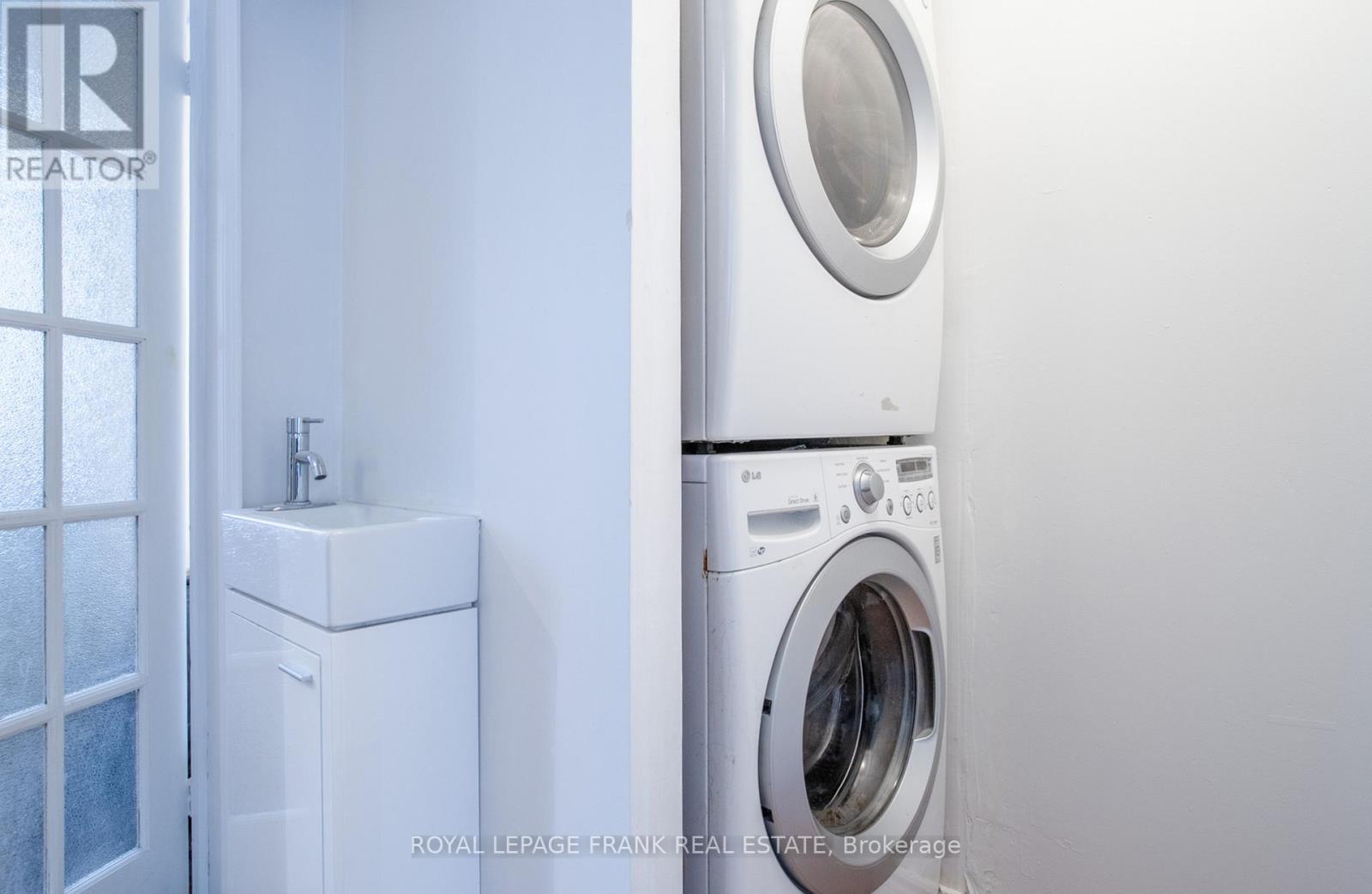 












118 CAPREOL COURT

,
Oshawa (Vanier),




Ontario
L1J6E6

