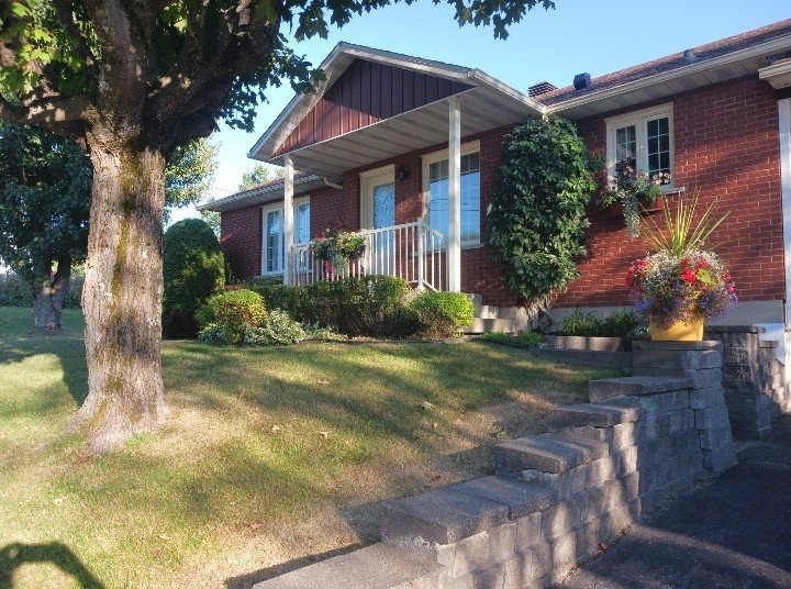 









124


Rue Poitras

,
Val-des-Sources,




QC
J1T3Z2

