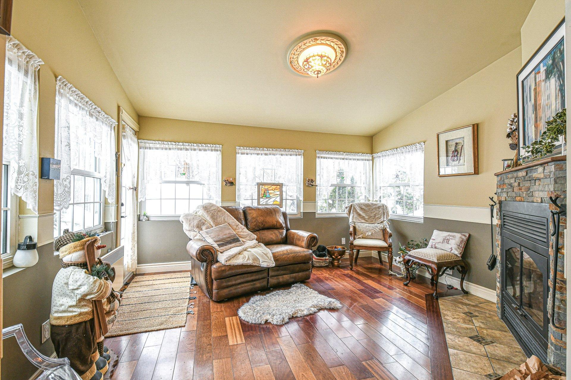 









1418


Rue Labelle

,
Sainte-Adèle,




QC
J8B1E4

