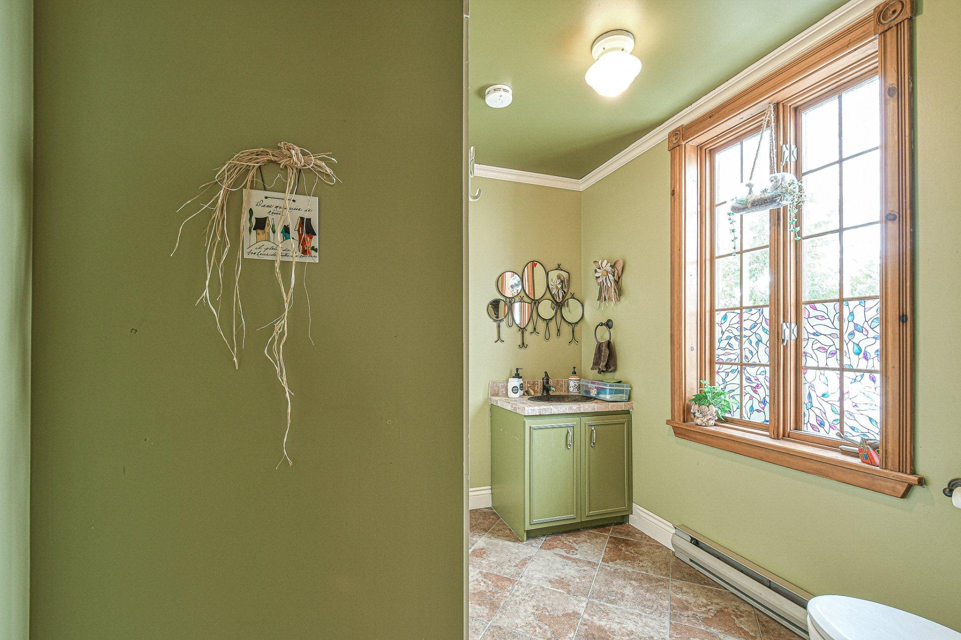 









1418


Rue Labelle

,
Sainte-Adèle,




QC
J8B1E4

