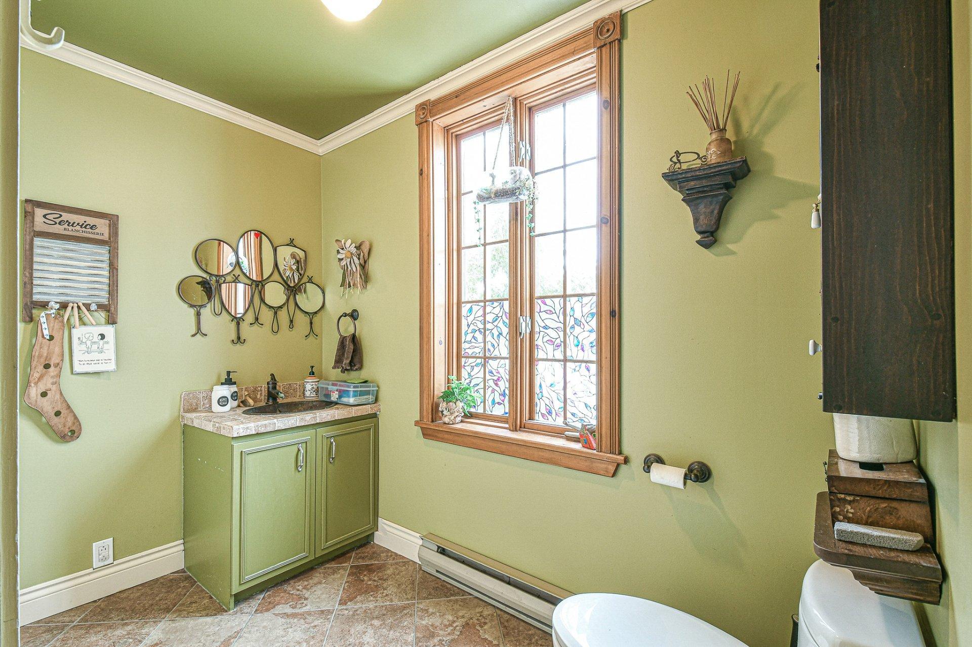 









1418


Rue Labelle

,
Sainte-Adèle,




QC
J8B1E4

