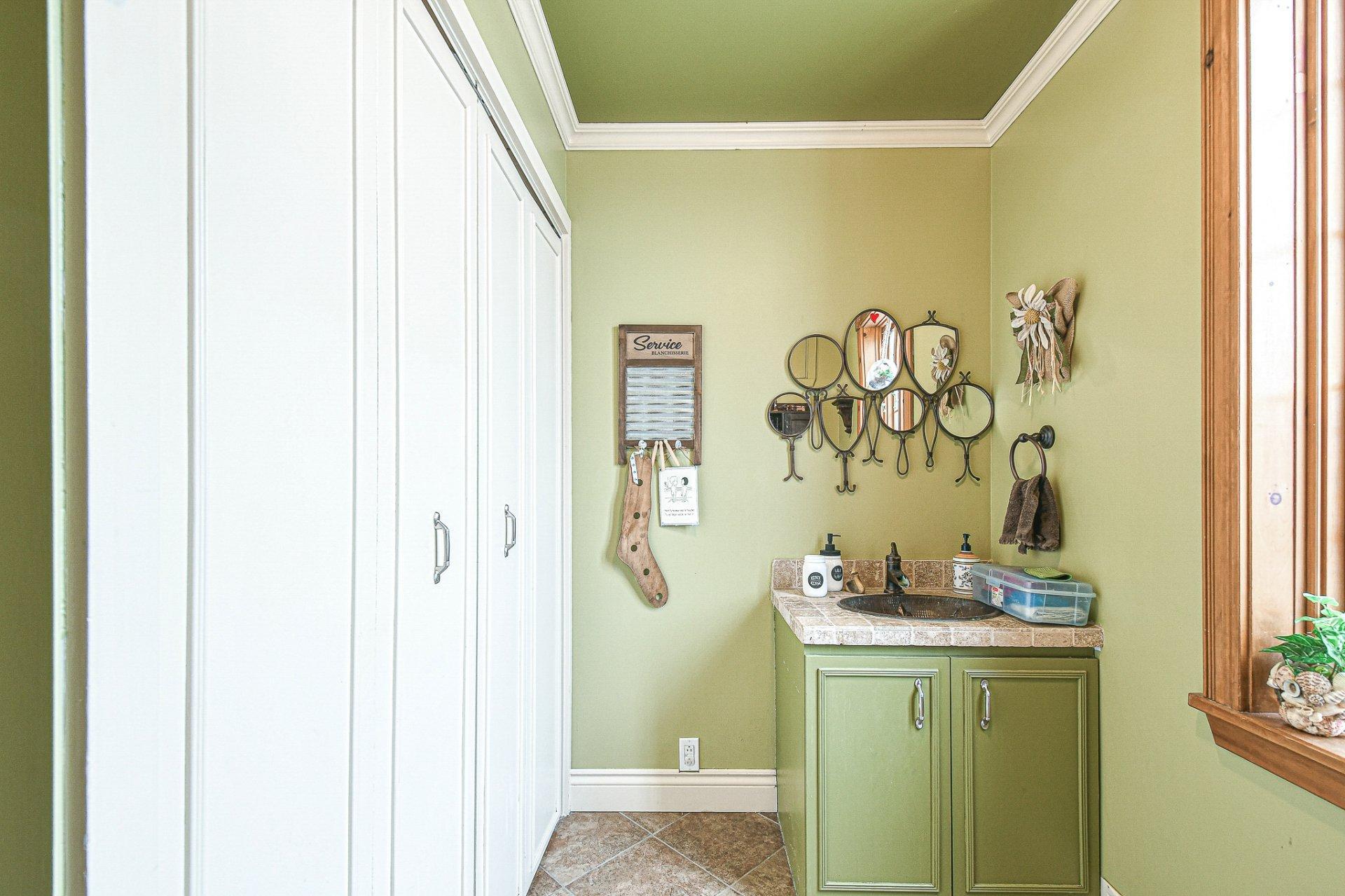 









1418


Rue Labelle

,
Sainte-Adèle,




QC
J8B1E4

