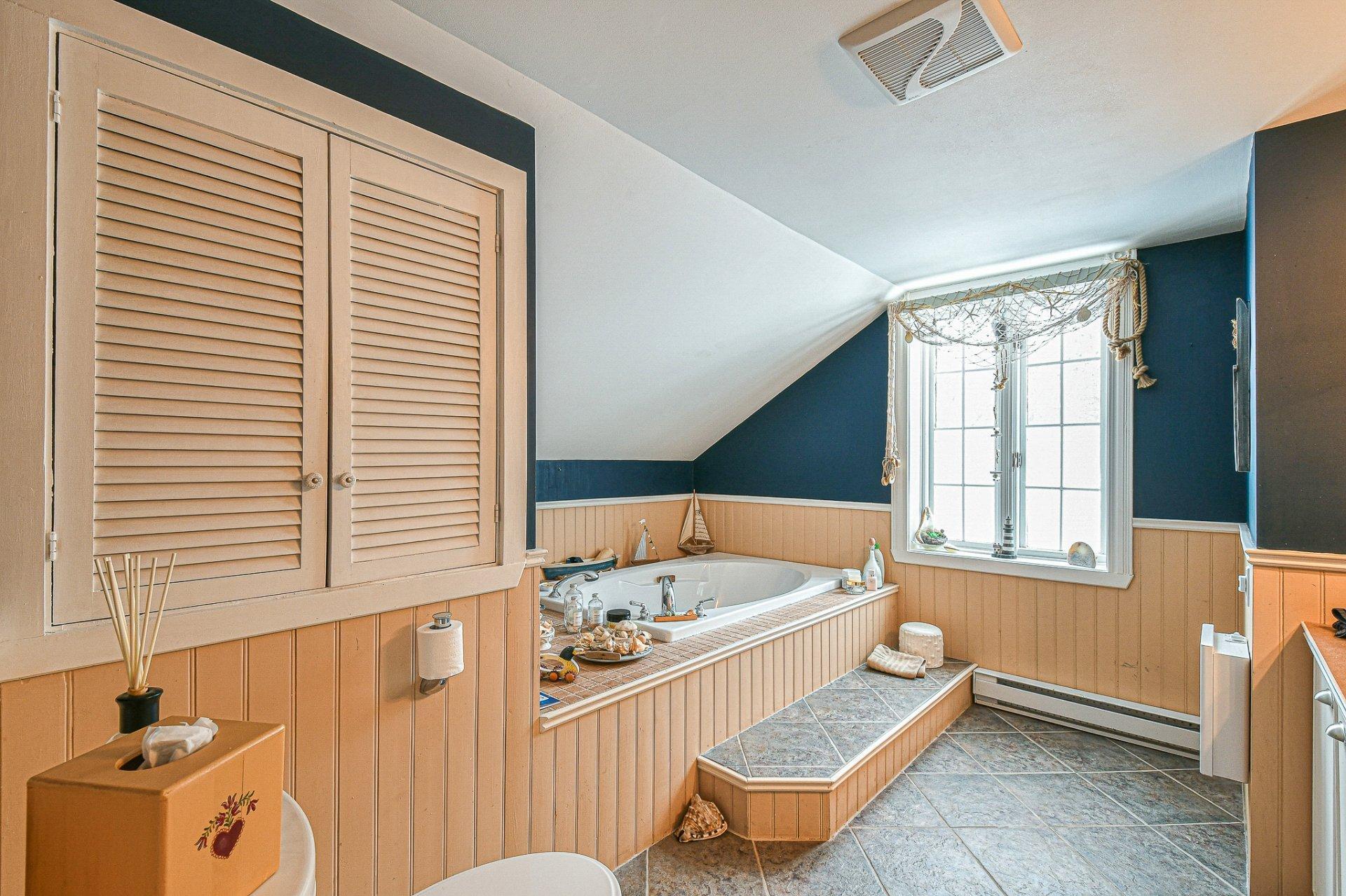 









1418


Rue Labelle

,
Sainte-Adèle,




QC
J8B1E4

