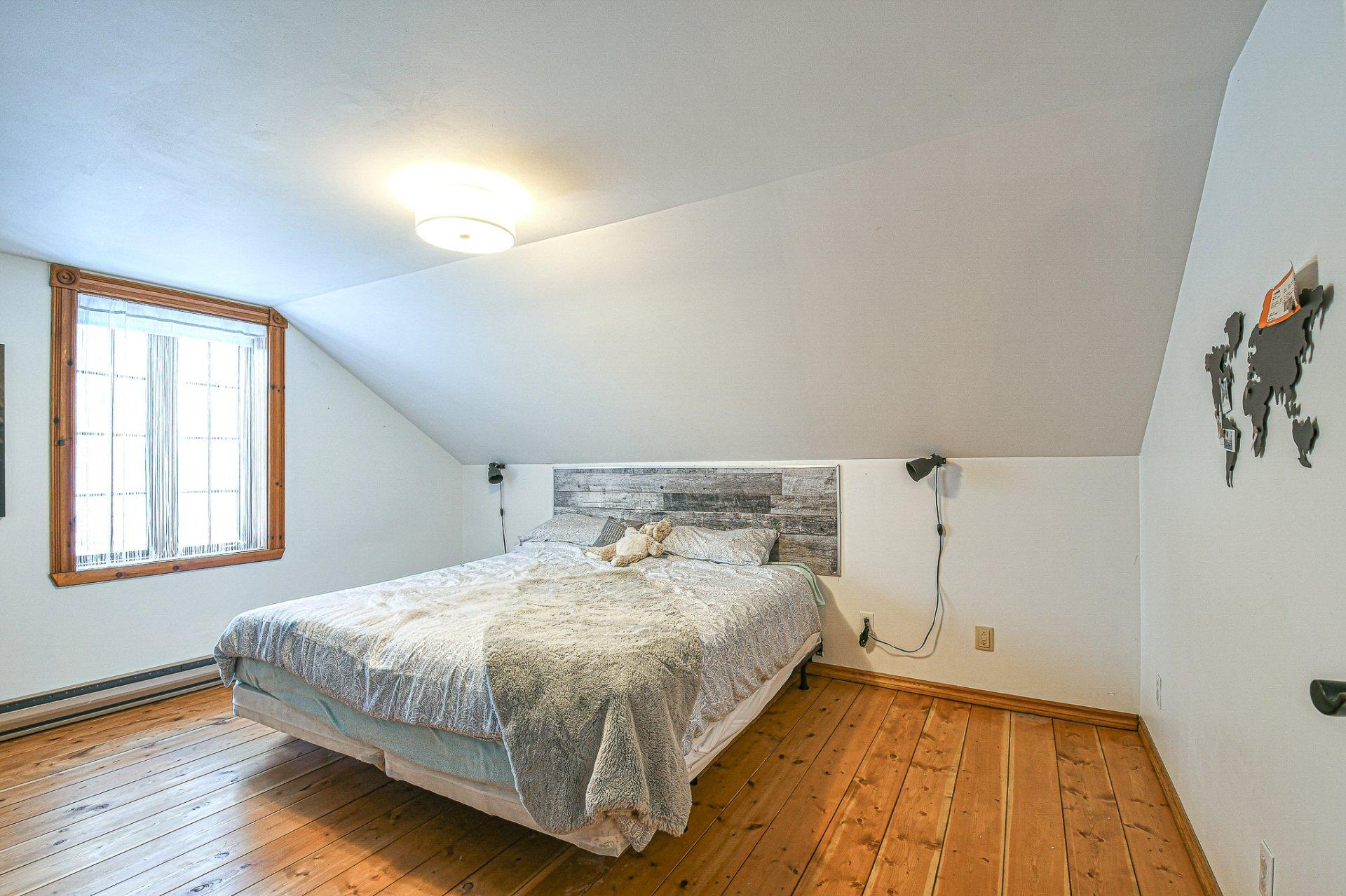 









1418


Rue Labelle

,
Sainte-Adèle,




QC
J8B1E4

