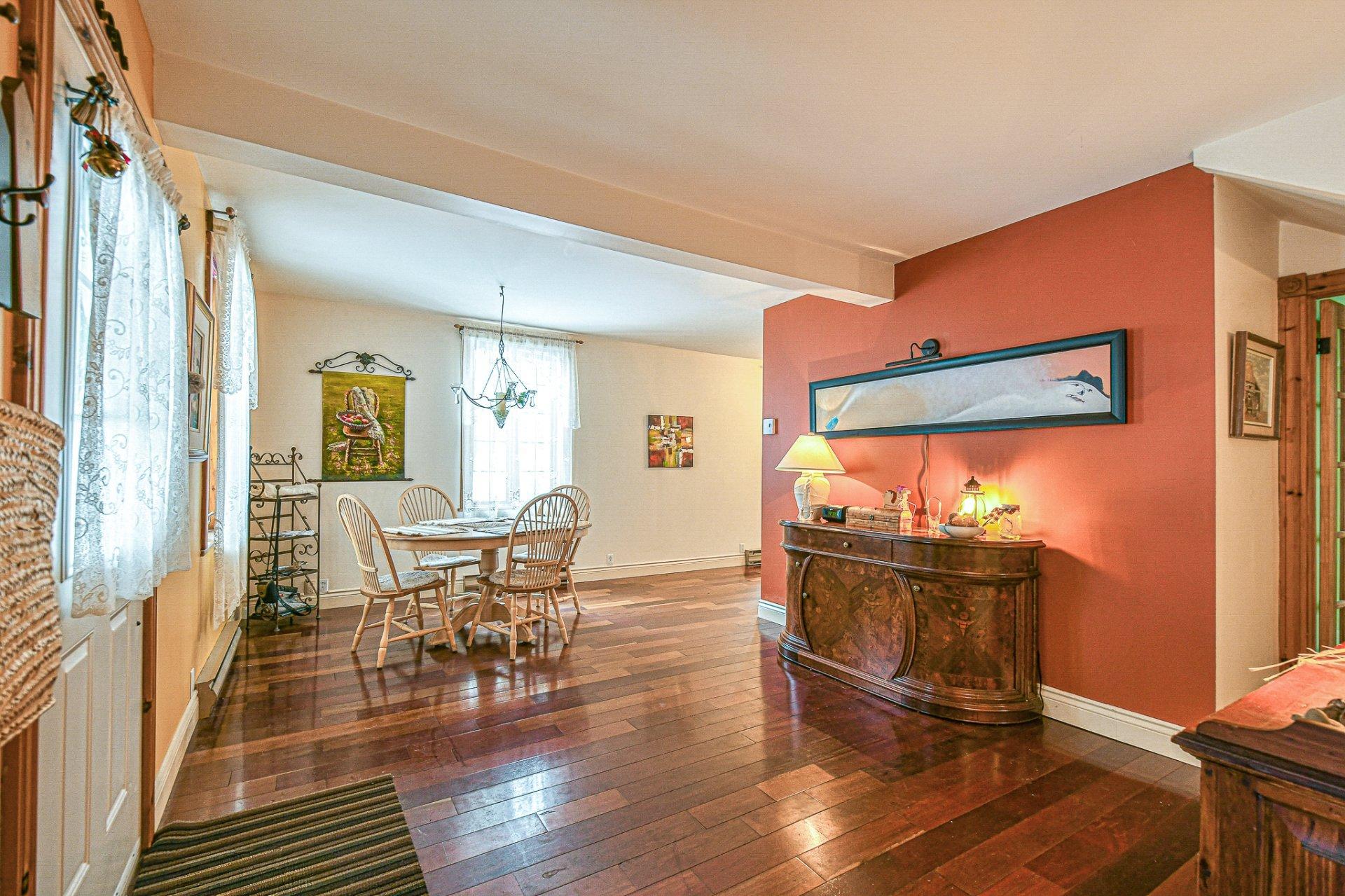 









1418


Rue Labelle

,
Sainte-Adèle,




QC
J8B1E4

