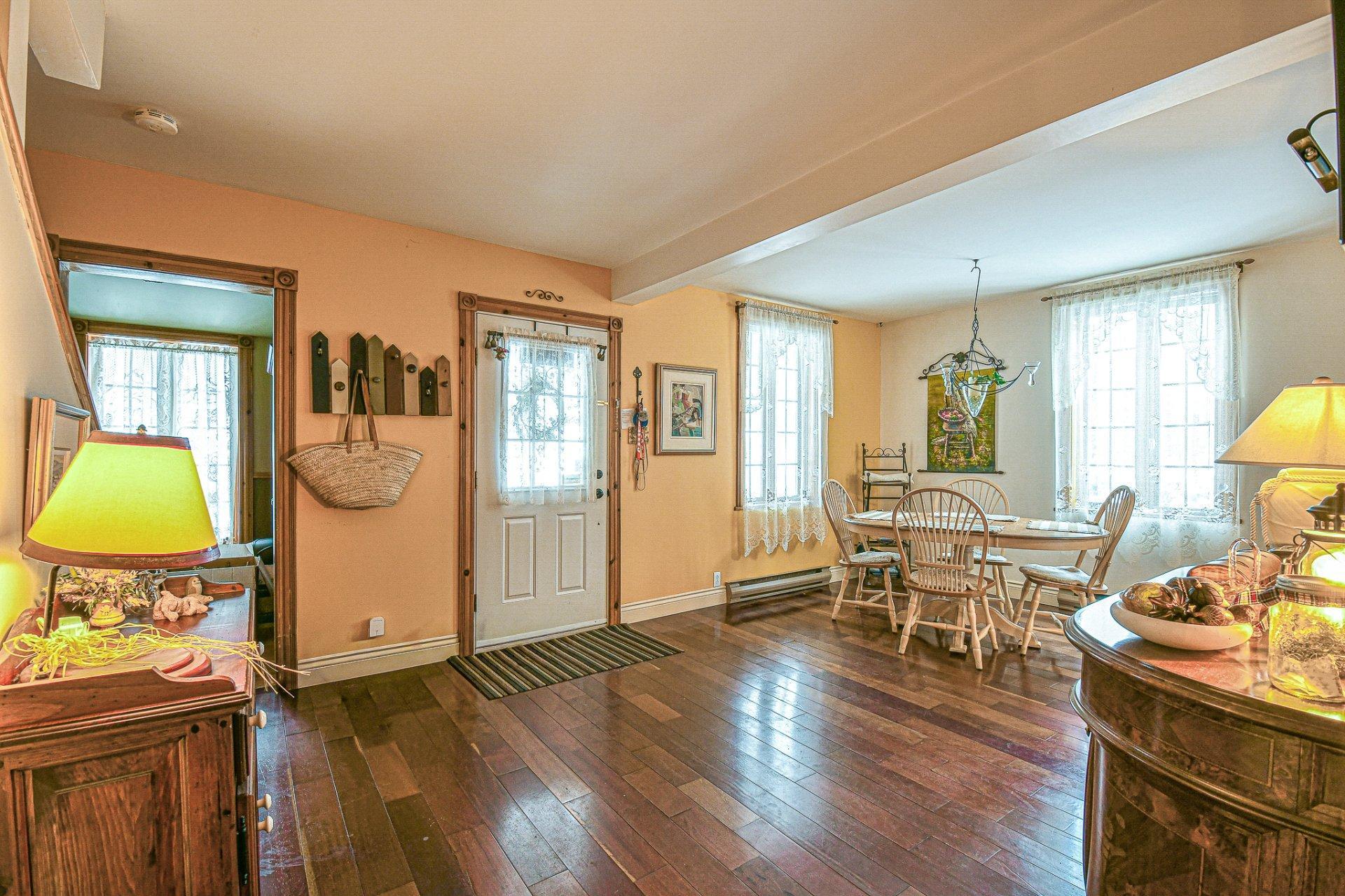 









1418


Rue Labelle

,
Sainte-Adèle,




QC
J8B1E4

