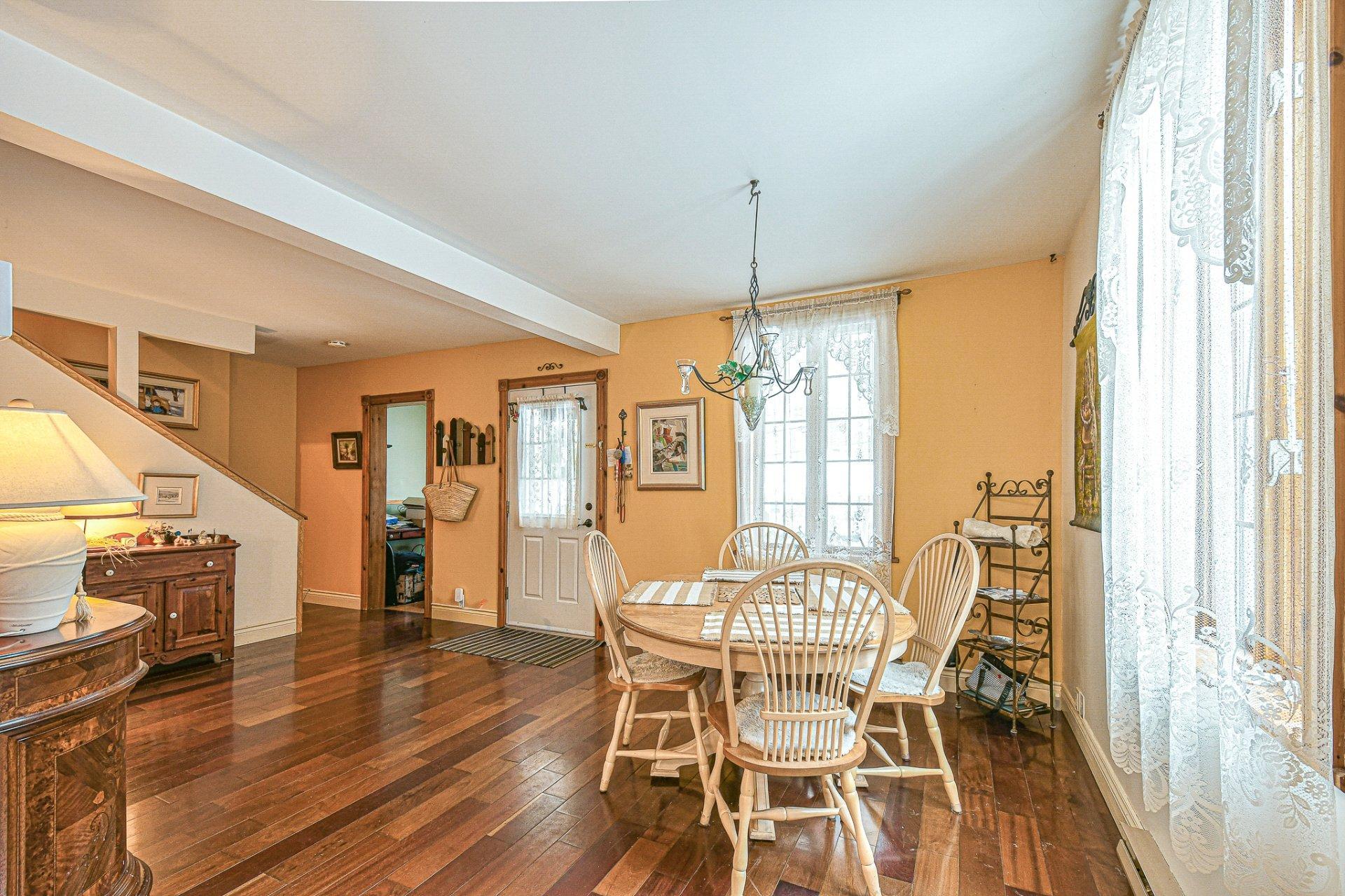 









1418


Rue Labelle

,
Sainte-Adèle,




QC
J8B1E4

