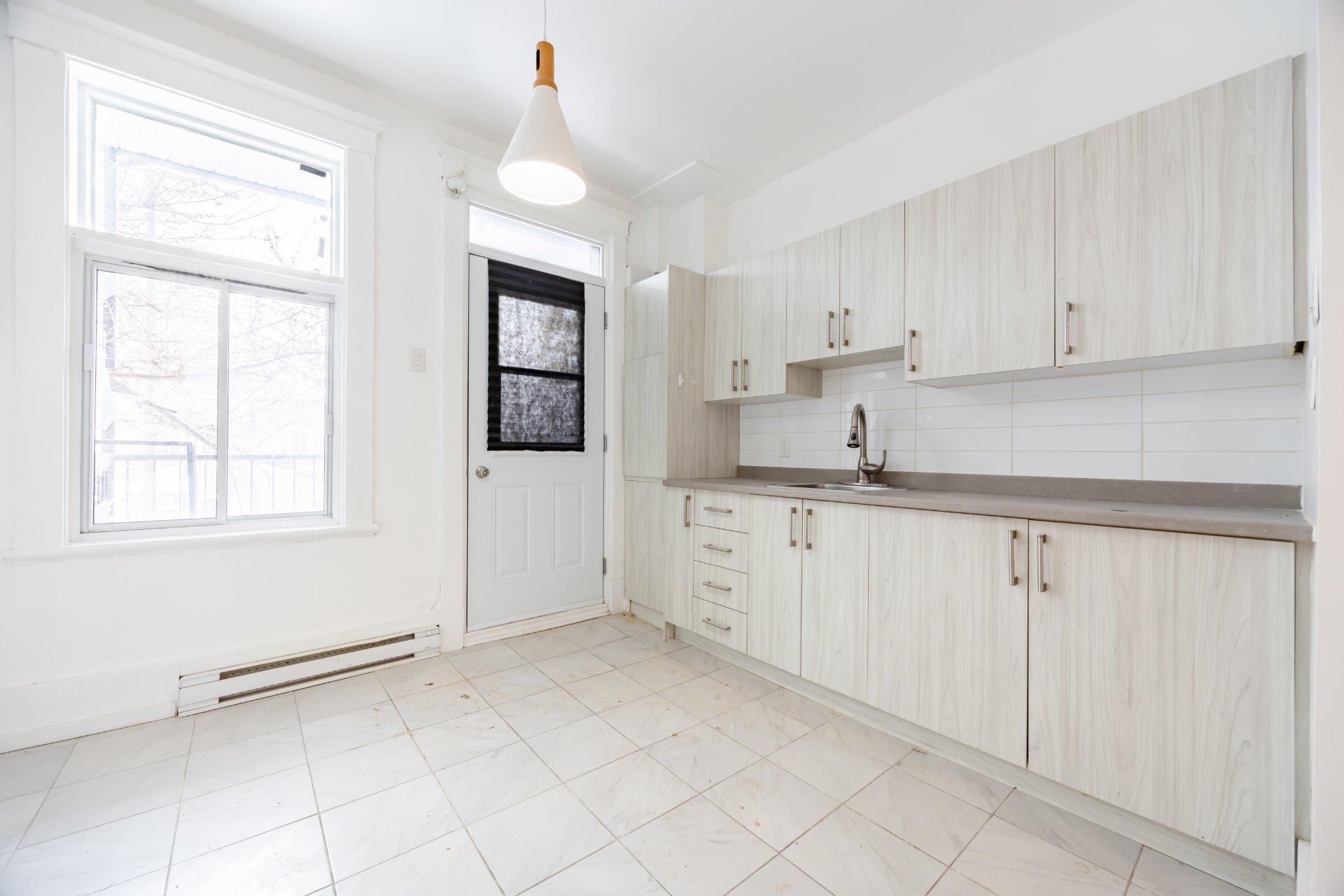 









8434


Rue St-Denis

,
Montréal (Villeray/Saint-Michel/Parc-Extension),




QC
H2P2G8

