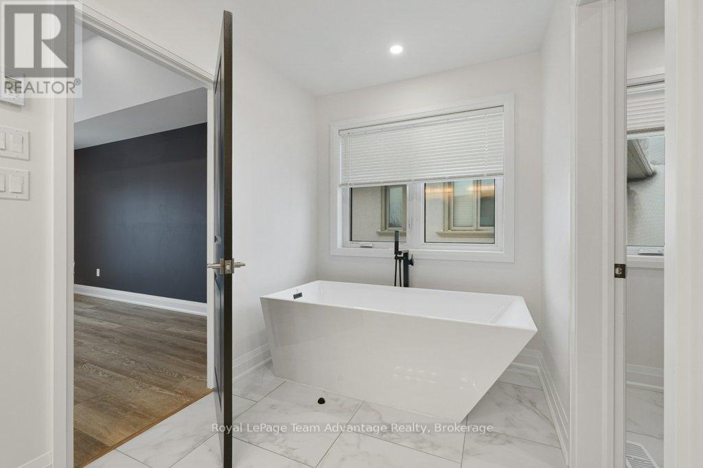 












18 AVERY COURT

,
Parry Sound,




Ontario
P2A3C4

