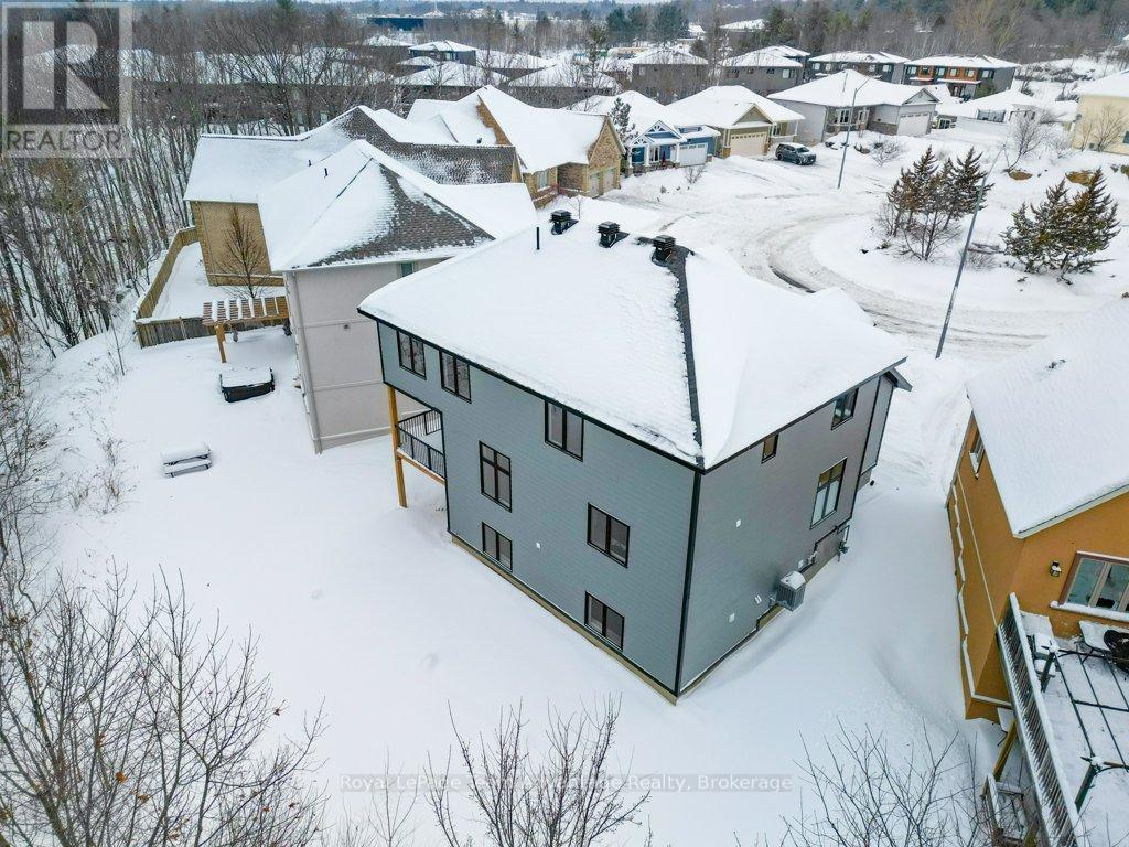 












18 AVERY COURT

,
Parry Sound,




Ontario
P2A3C4

