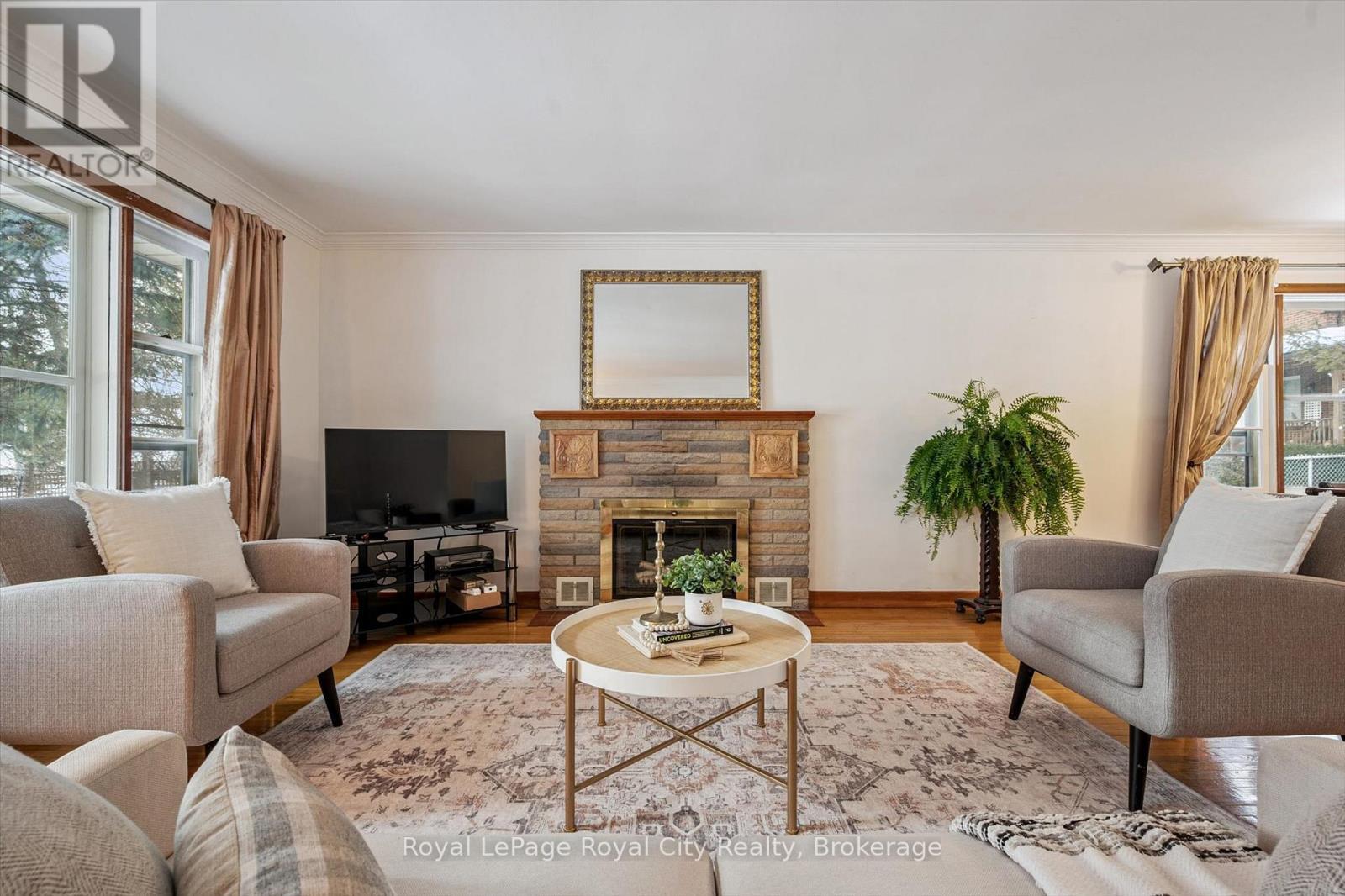 












107 WESTMOUNT ROAD

,
Guelph (Exhibition Park),




Ontario
N1H5J2

