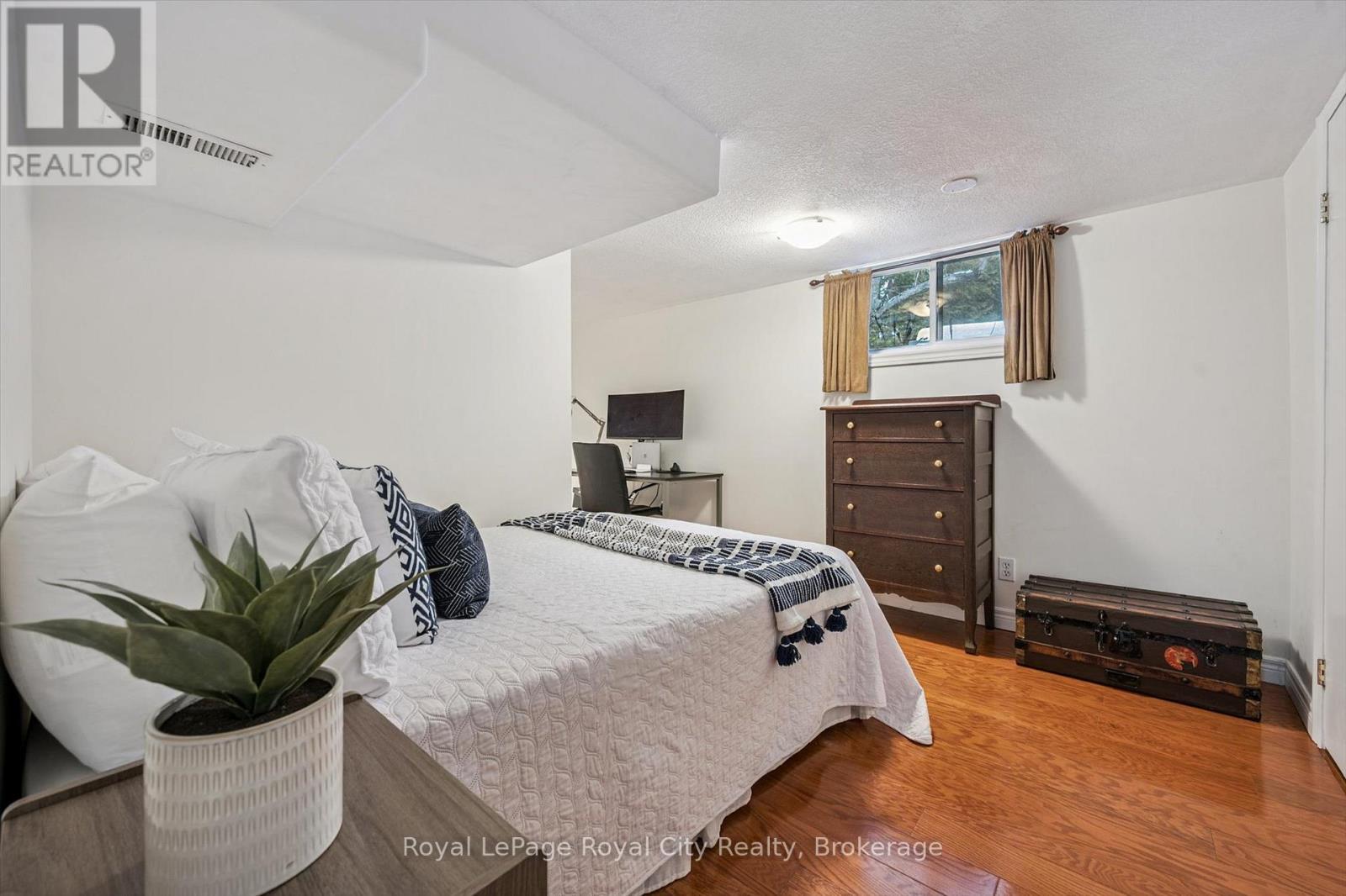 












107 WESTMOUNT ROAD

,
Guelph (Exhibition Park),




Ontario
N1H5J2

