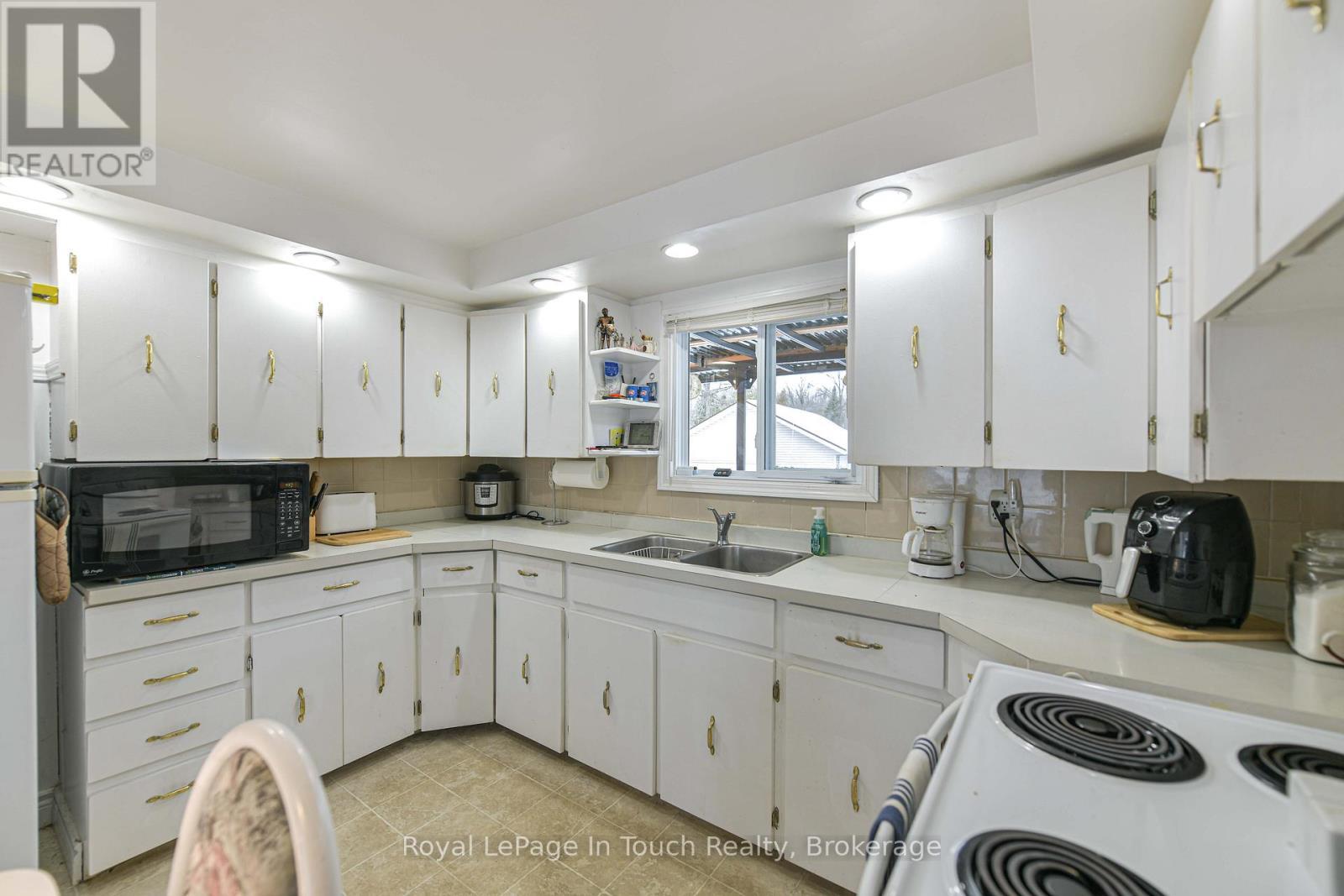 












166 DUCK BAY ROAD

,
Tay,




Ontario
L0K2C0

