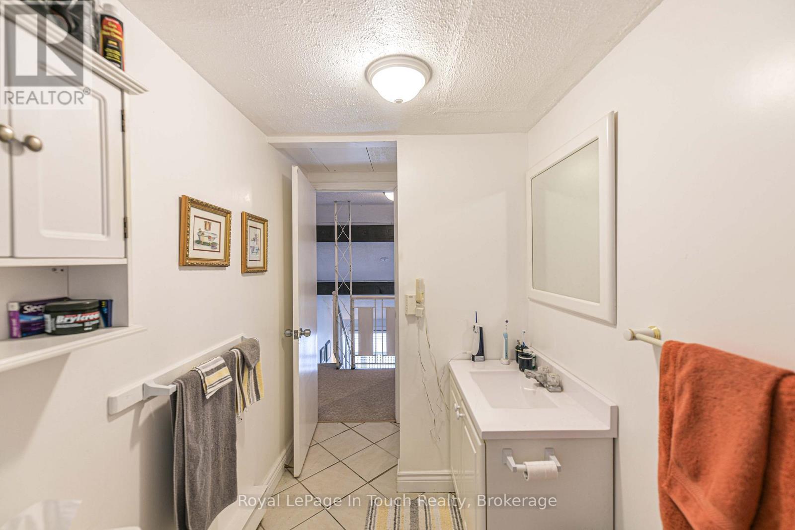 












166 DUCK BAY ROAD

,
Tay,




Ontario
L0K2C0

